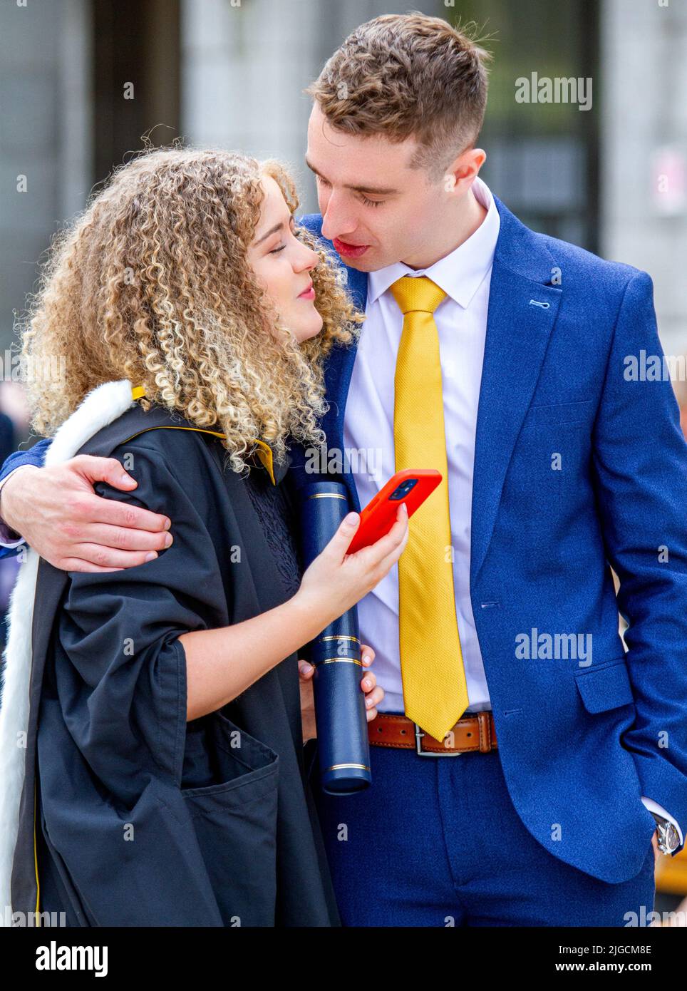 Glamouröse Studentinnen der Dundee University posieren, um ihre Fotos auf dem Dundee City Square, Schottland, machen zu lassen Stockfoto