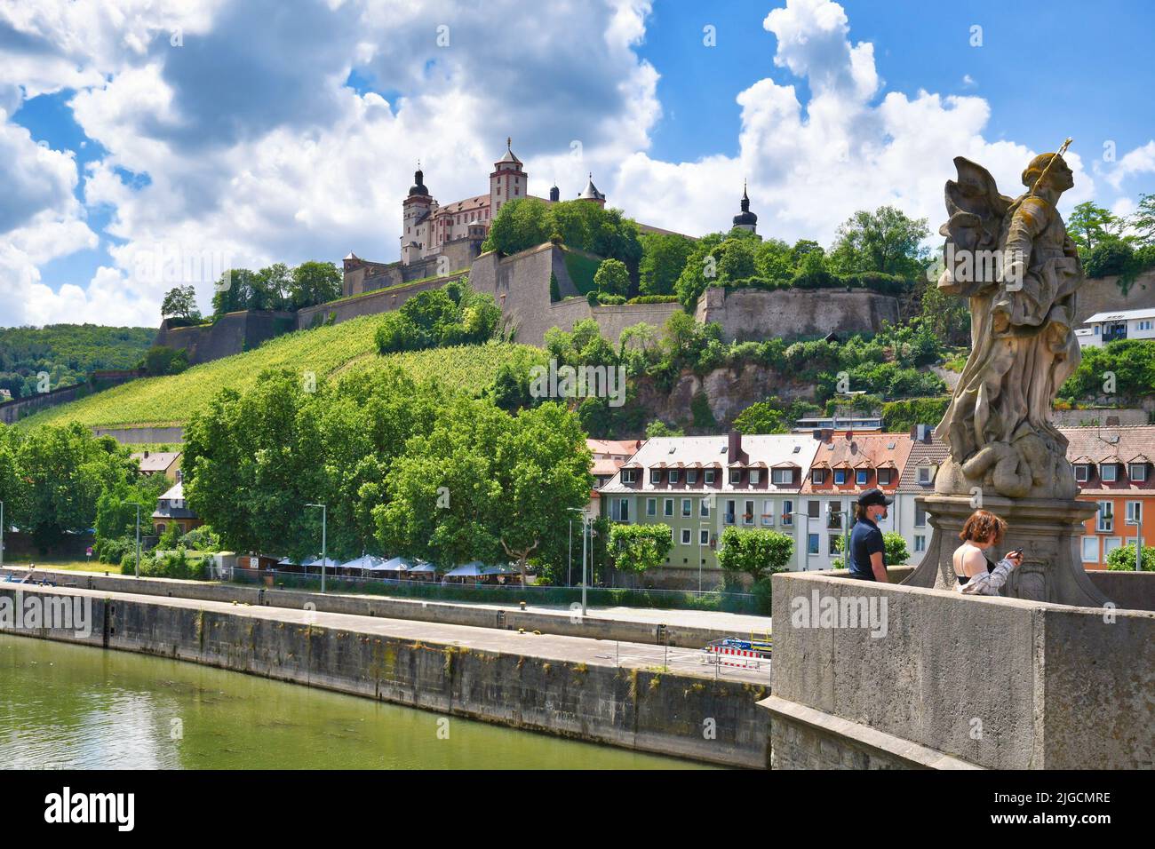 Würzburg, Deutschland - Juli 2022: Blick von der Alten Mainbrücke auf die Festung Marienberg Stockfoto