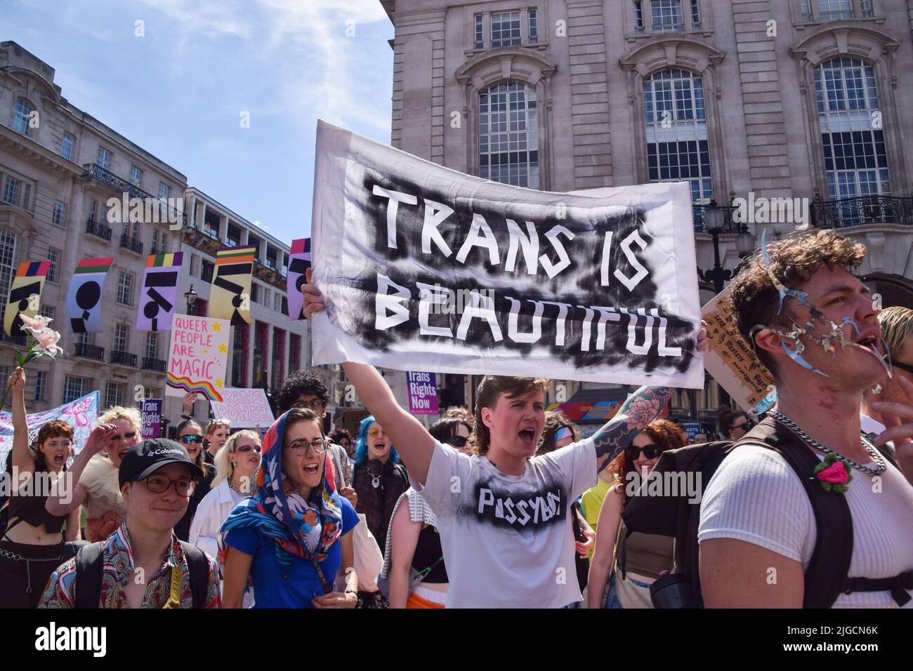 London, Großbritannien. 9.. Juli 2022. Während des Trans Pride marsches passieren Demonstranten den Piccadilly Circus. Tausende von Menschen marschierten durch das Zentrum Londons, um die Rechte von Trans zu unterstützen. Kredit: Vuk Valcic/Alamy Live Nachrichten Stockfoto