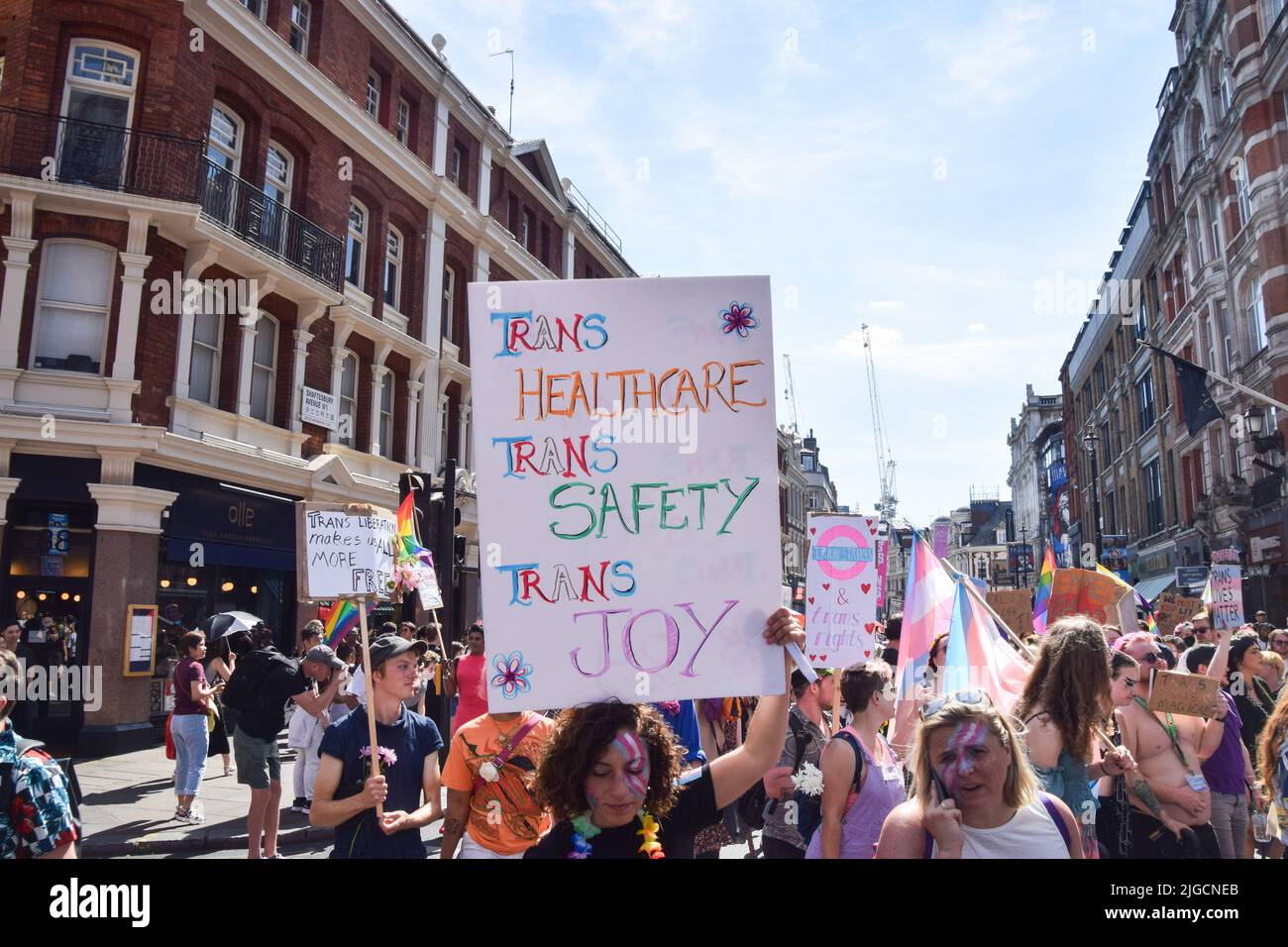 London, Großbritannien. 9.. Juli 2022. Während des Trans Pride march passieren Demonstranten Soho. Tausende von Menschen marschierten durch das Zentrum Londons, um die Rechte von Trans zu unterstützen. Kredit: Vuk Valcic/Alamy Live Nachrichten Stockfoto