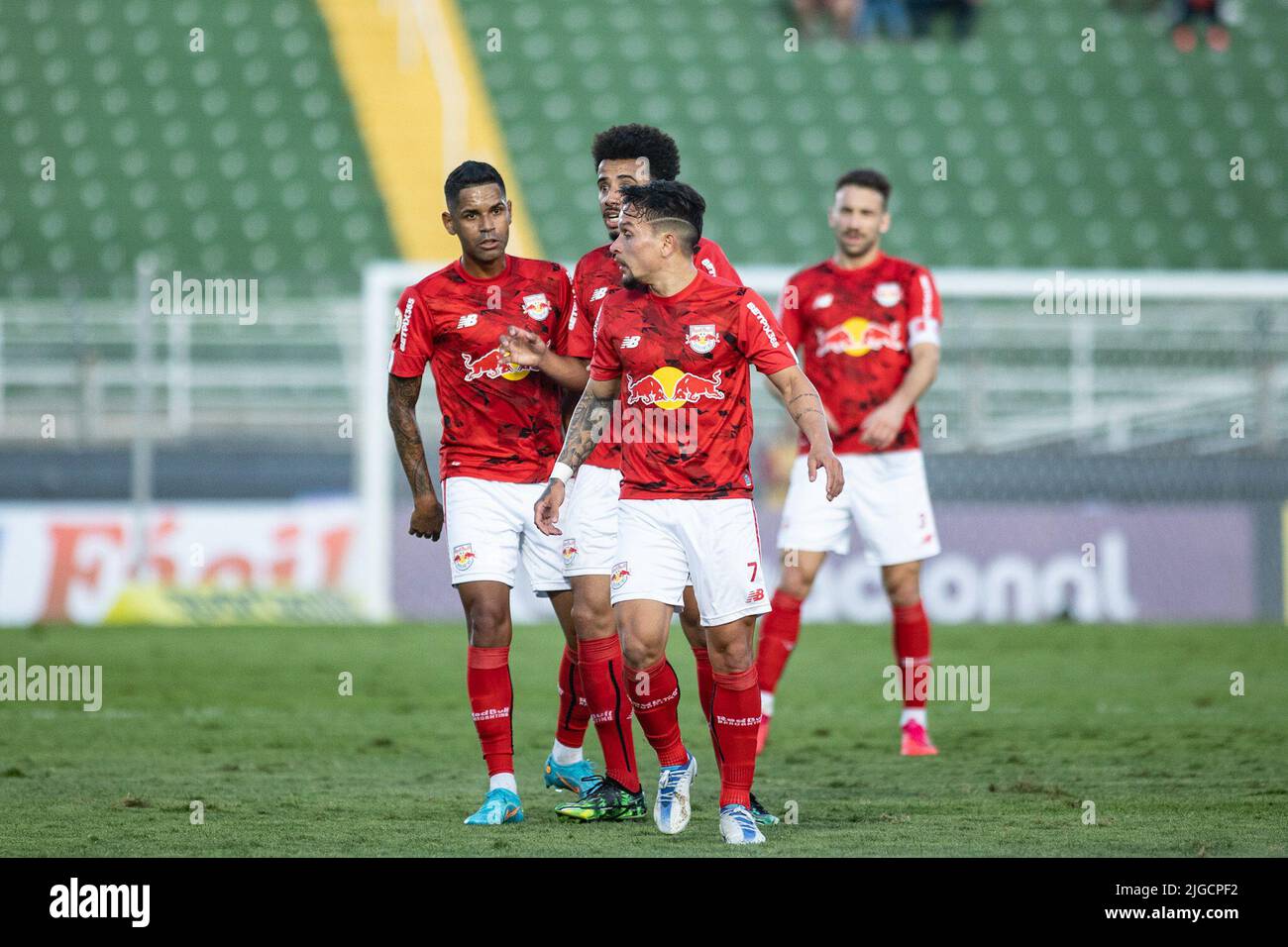 Braganca Paulista, Brasilien. 09.. Juli 2022. SP - Braganca Paulista - 07/09/2022 - BRASILIANISCHER A 2022, BRAGANTINO X AVAI - Artur Bragantino-Spieler diskutiert mit Spieler Aderlan während eines Spiels im Nabi Abi Chedid-Stadion für die brasilianische Meisterschaft A 2022. Foto: Diogo Reis/AGIF/Sipa USA Quelle: SIPA USA/Alamy Live News Stockfoto