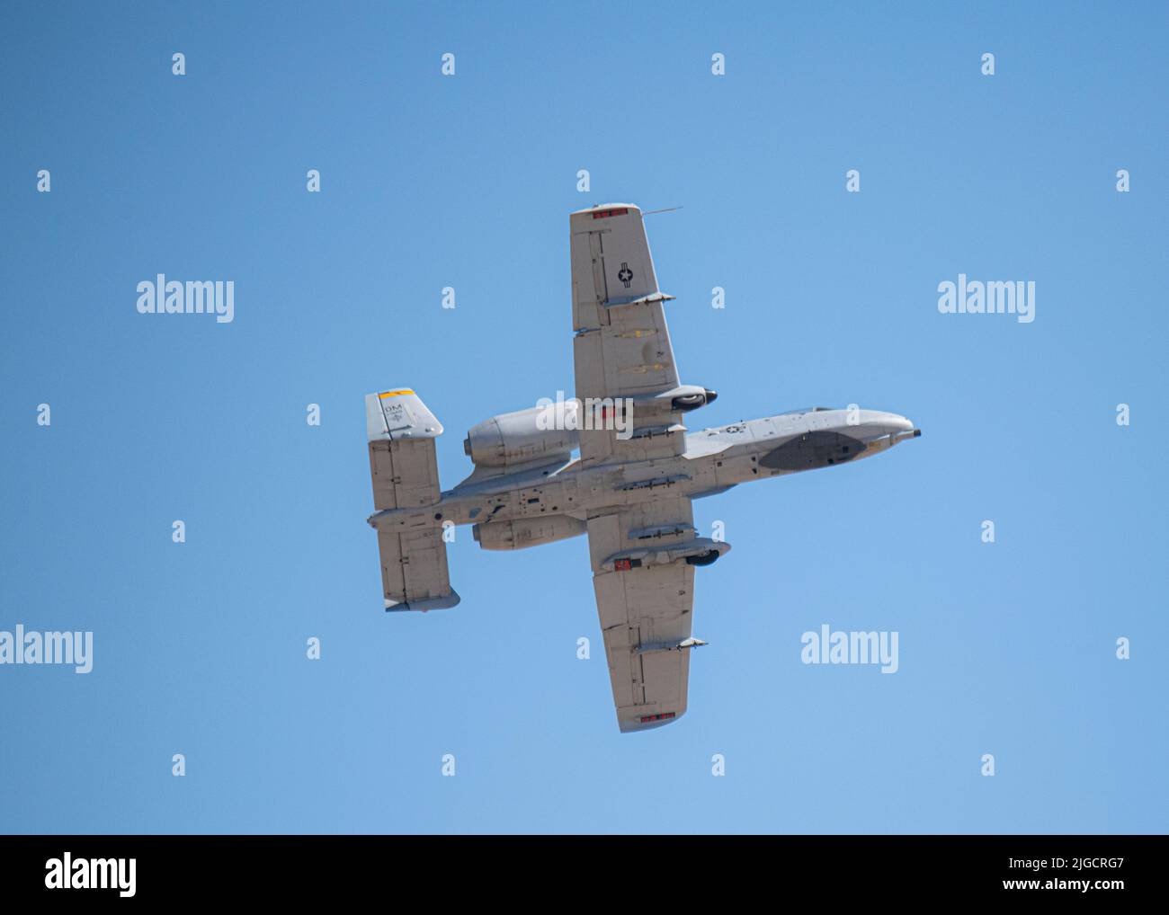 Eine US Air Force A-10 Thunderbolt II fliegt über den Luftwaffenstützpunkt Davis-Monthan, Arizona, 1. Juni 2022. Das A-10-Demonstrationsteam übt das ganze Jahr über regelmäßig auf der Heimstation, um die besten Leistungen auf Reisen zu Airshows im ganzen Land zu gewährleisten. (USA Foto der Luftwaffe von Staff Sgt. Jacob T. Stephens) Stockfoto