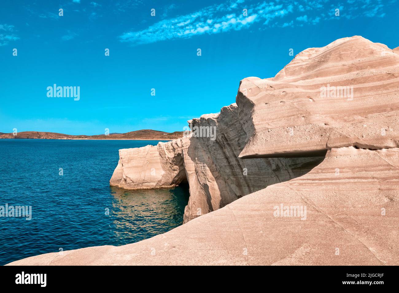 Einzigartige Felsen von Sarakiniko Strand, Ägäis, Insel Milos, Griechenland. Keine Menschen, leere Klippen, Sommersonne, klares Meerwasser, Cyan-Rosafarben Stockfoto