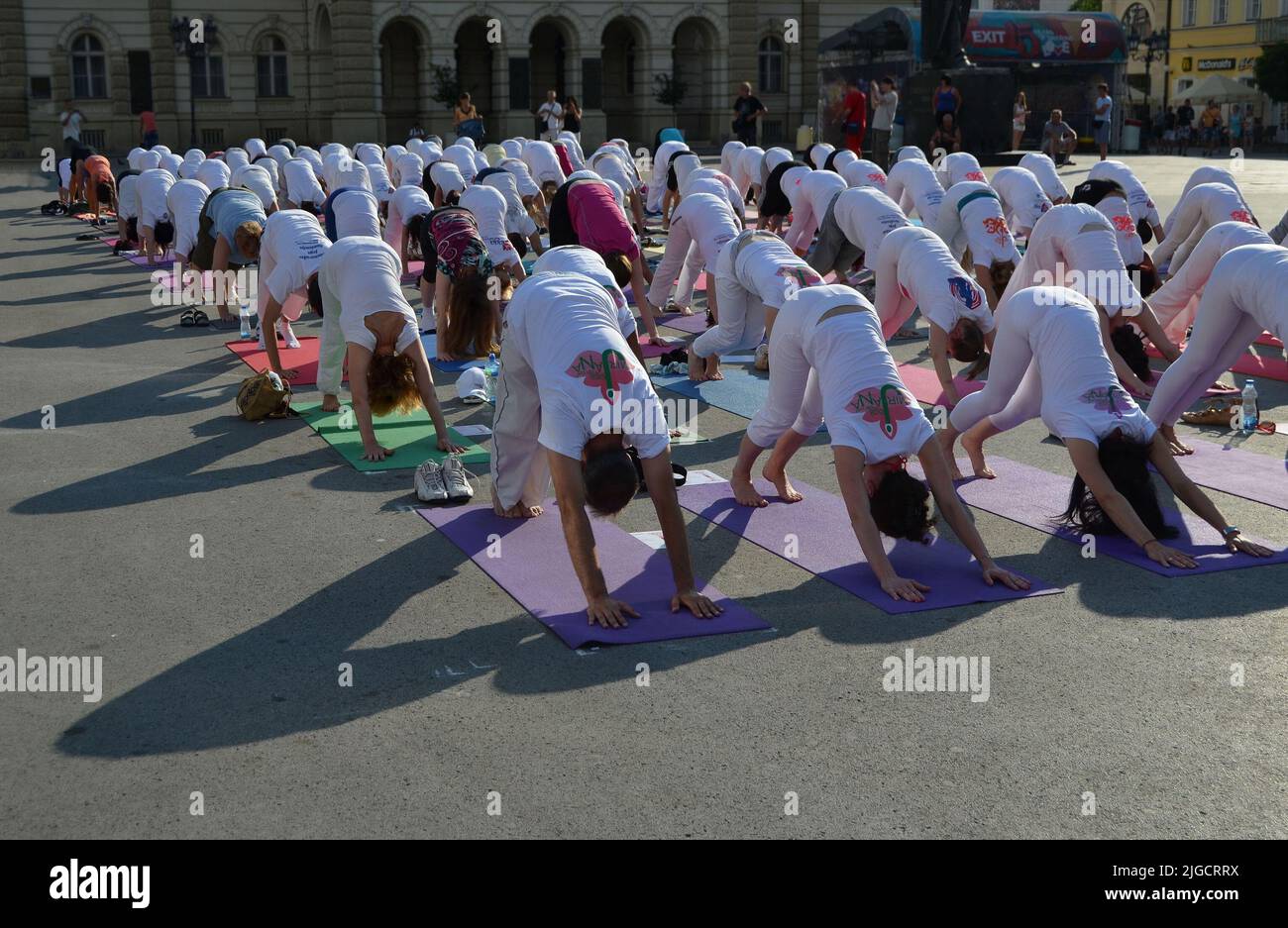 Novi Sad, Serbien, 4. 2015. Juli – Menschen nehmen an einer Yoga-Veranstaltung im Zentrum der Stadt Teil Stockfoto