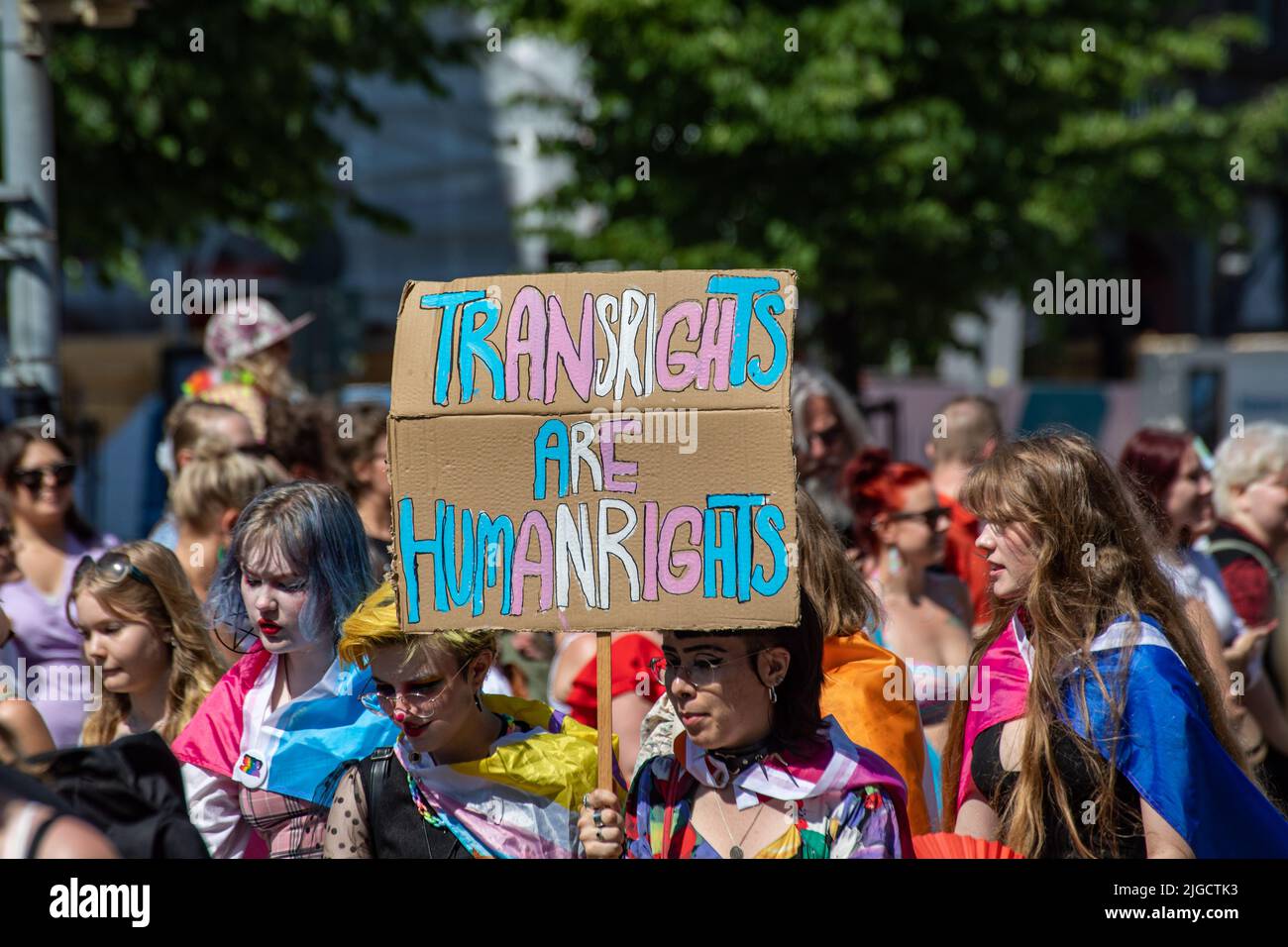 Trans-Rechte sind Menschenrechte. Ein Schild aus Pappe bei der Helsinki Pride 2022 Parade in Helsinki, Finnland. Stockfoto