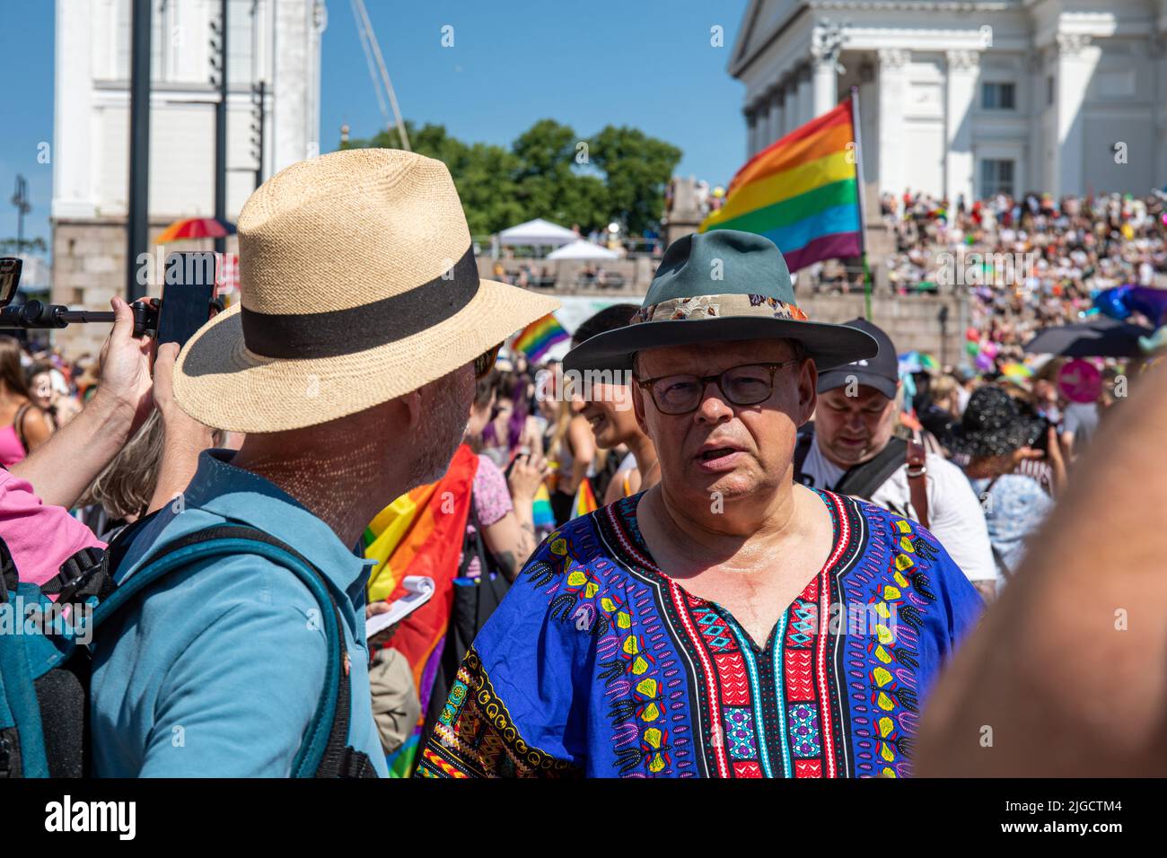 Juhana Variainen, Bürgermeisterin von Helsinki, auf dem Senatsplatz bei der Versammlung vor der Helsinki Pride 2022 Parade in Helsinki, Finnland Stockfoto