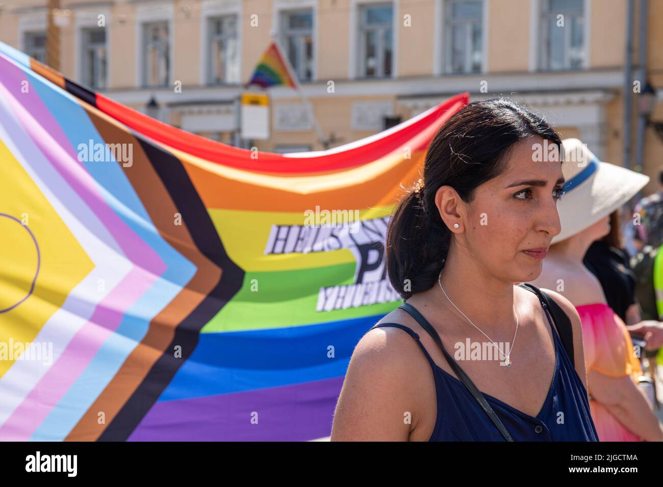 Die stellvertretende Bürgermeisterin Nasima Razmyar auf dem Senatsplatz vor der Helsinki Pride 2022 Parade. Helsinki, Finnland. Stockfoto