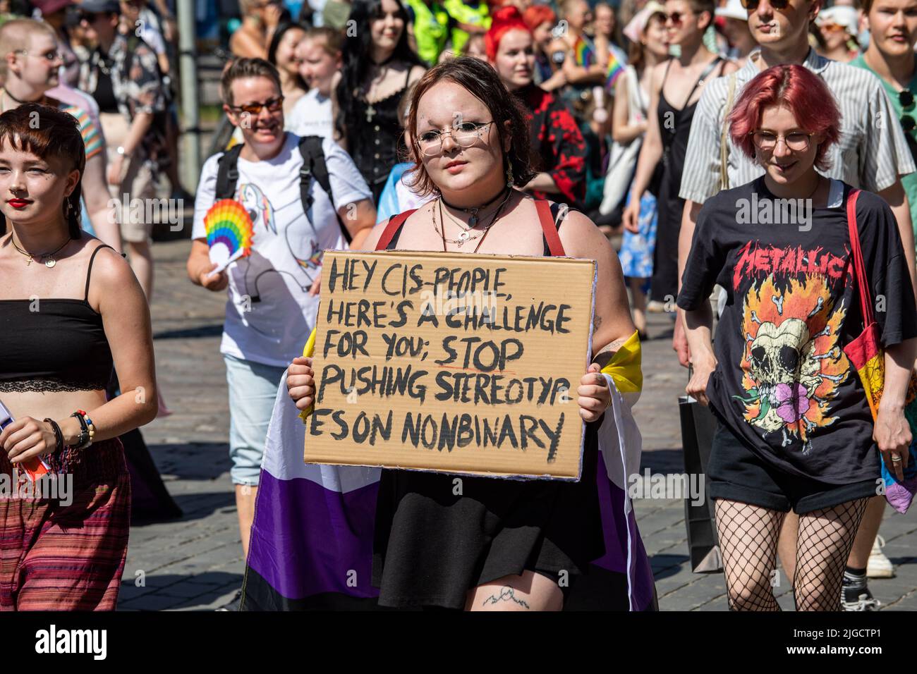 Hören Sie auf, Stereotypen auf nicht-binäre zu schieben. Ein Schild aus Pappe bei der Helsinki Pride 2022 Parade in Helsinki, Finnland. Stockfoto