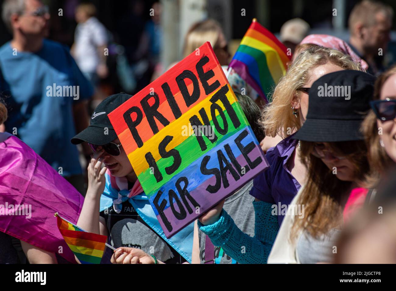 Stolz ist nicht zu verkaufen. Regenbogenschild bei der Helsinki Pride 2022 Parade in Helsinki, Finnland Stockfoto