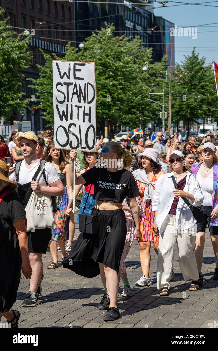 Wir stehen mit Oslo. Ein handgeschriebenes Schild bei der Helsinki Pride 2022 Parade in Mannerheimintie, Helsinki, Finnland. Stockfoto