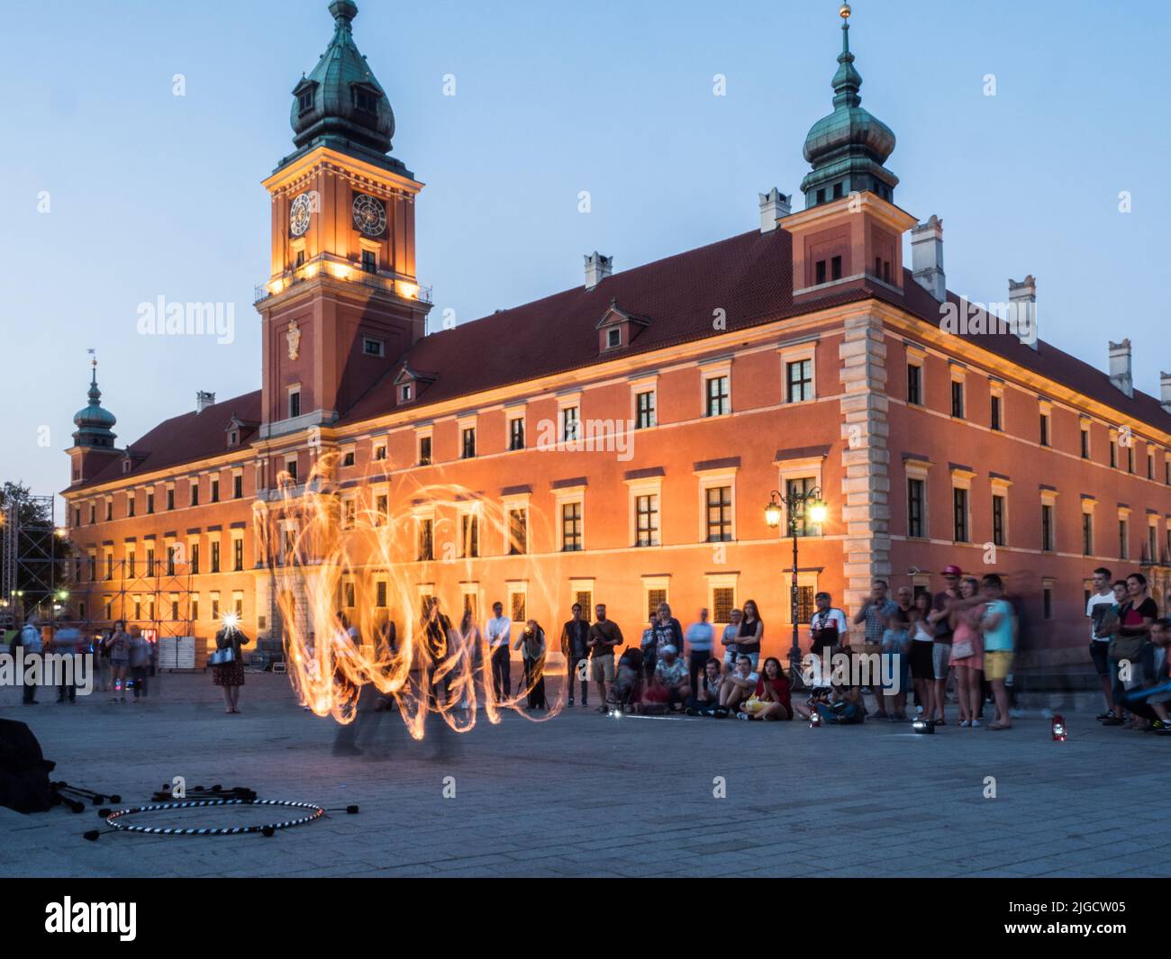 Warschau, Polen - Mai 2018: Feuershow vor dem Königspalast in der Altstadt. POI darstellende Kunst. Langzeitbelichtung Bild von abstrakten Feuer Licht Schmerzen Stockfoto