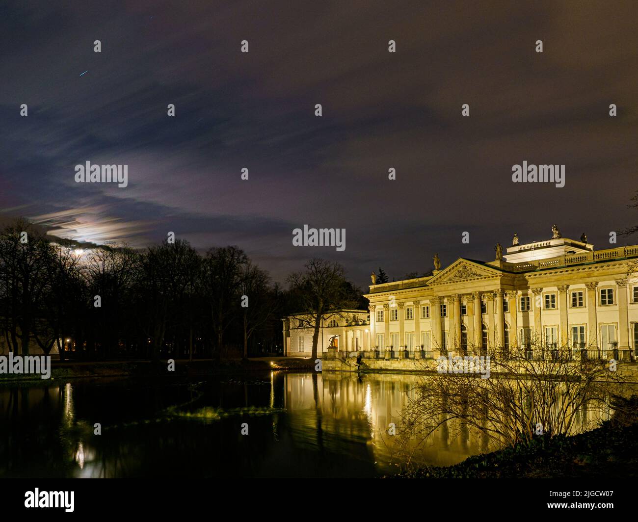 Warschau, Polen - 01. Juni 2019: Die nördliche façade des Palastes auf der Insel im Park der Königlichen Bäder in Nachtruhe. Bath Park, Lazienki Park. Stockfoto