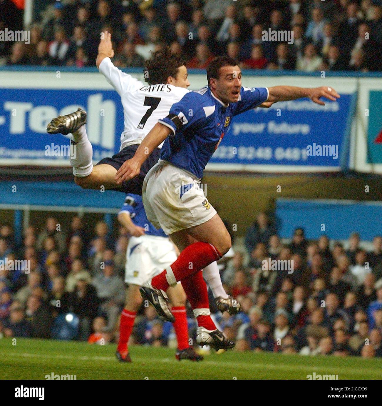 PORTSMOUTH V SPORNT AN 18-10-04 DAVID UNSWORTH KÄMPFT MIT SIMON DAVIES PIC MIKE WALKER 2004 Stockfoto