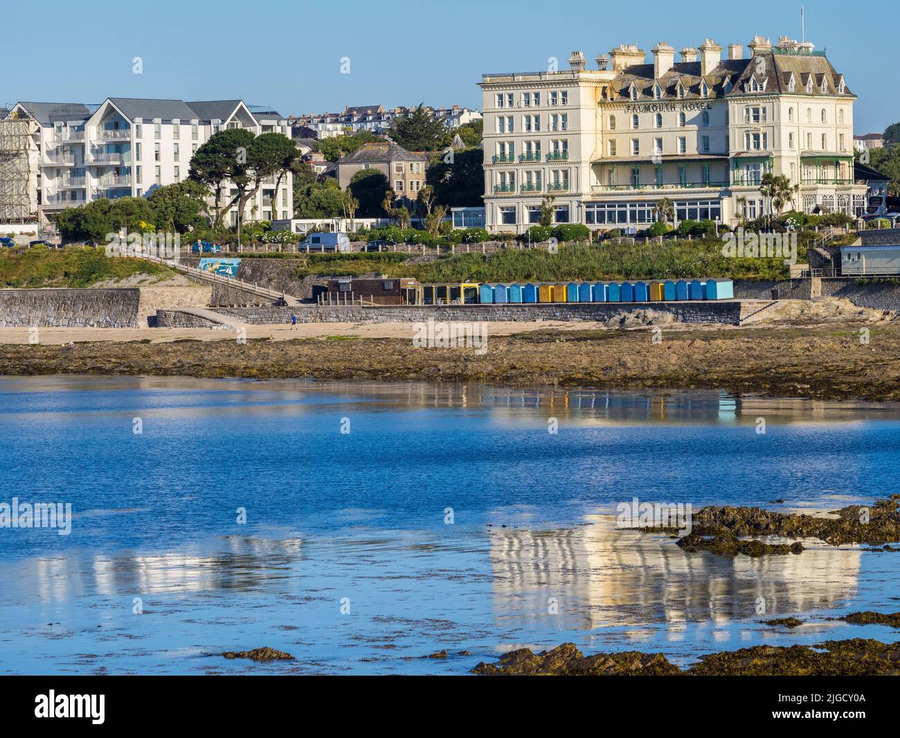 Spiegelung des Falmouth Hotel, Castle Beach, Falmouth, Cornwall, England, GB, GB. Stockfoto