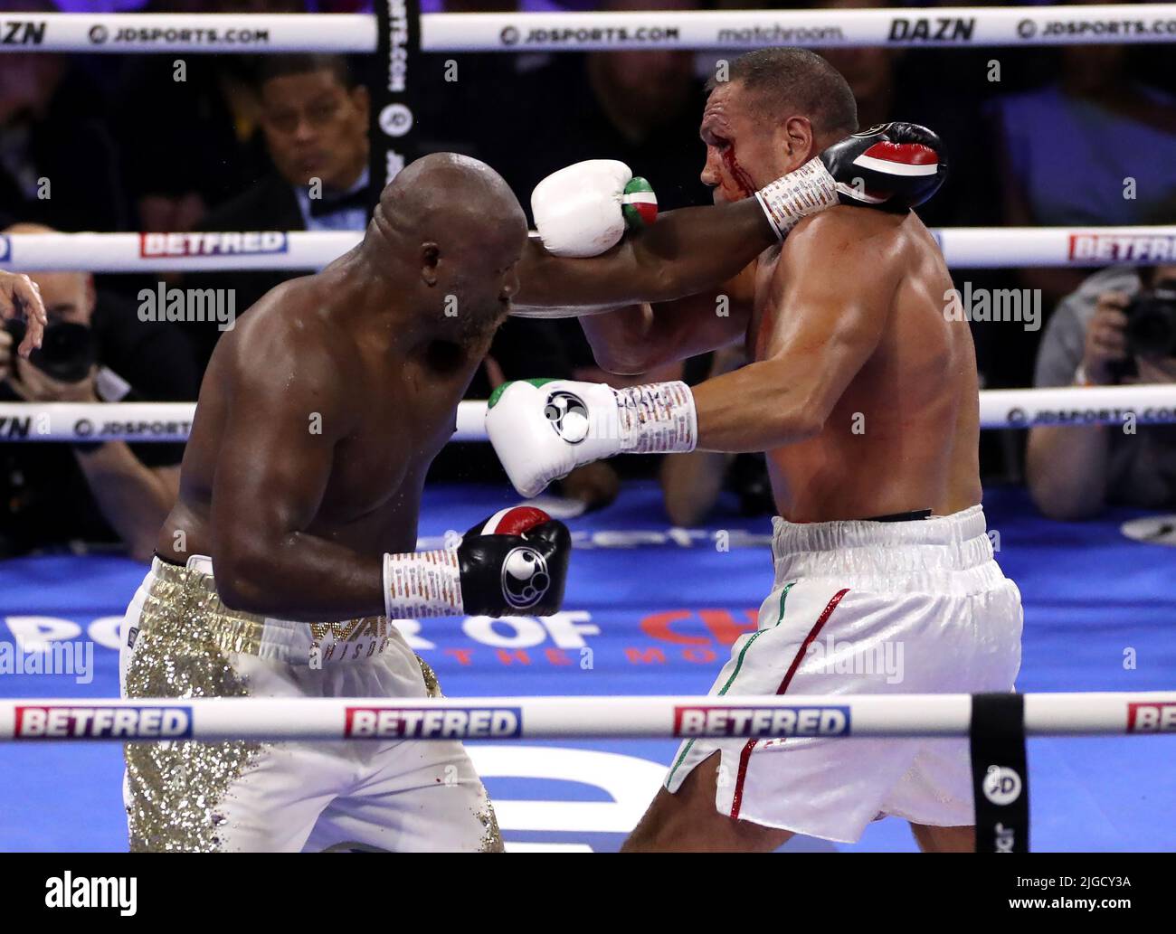 Derek Chisora (links) und Kubrat Pulev im WBA International Heavyweight Title in der 02 Arena, London. Bilddatum: Samstag, 9. Juli 2022. Stockfoto