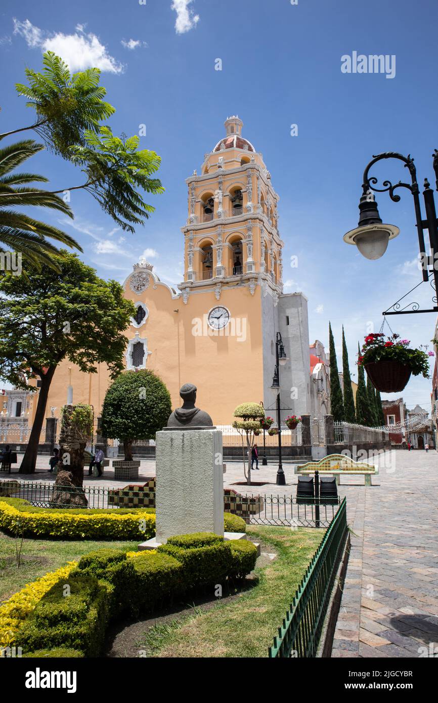 Parroquia de Santa María de la Natividad, traditionelle mexikanische Kathedrale auf dem Zocalo-Platz im Zentrum der magischen Stadt Atlixco, Puebla, Mexiko Stockfoto