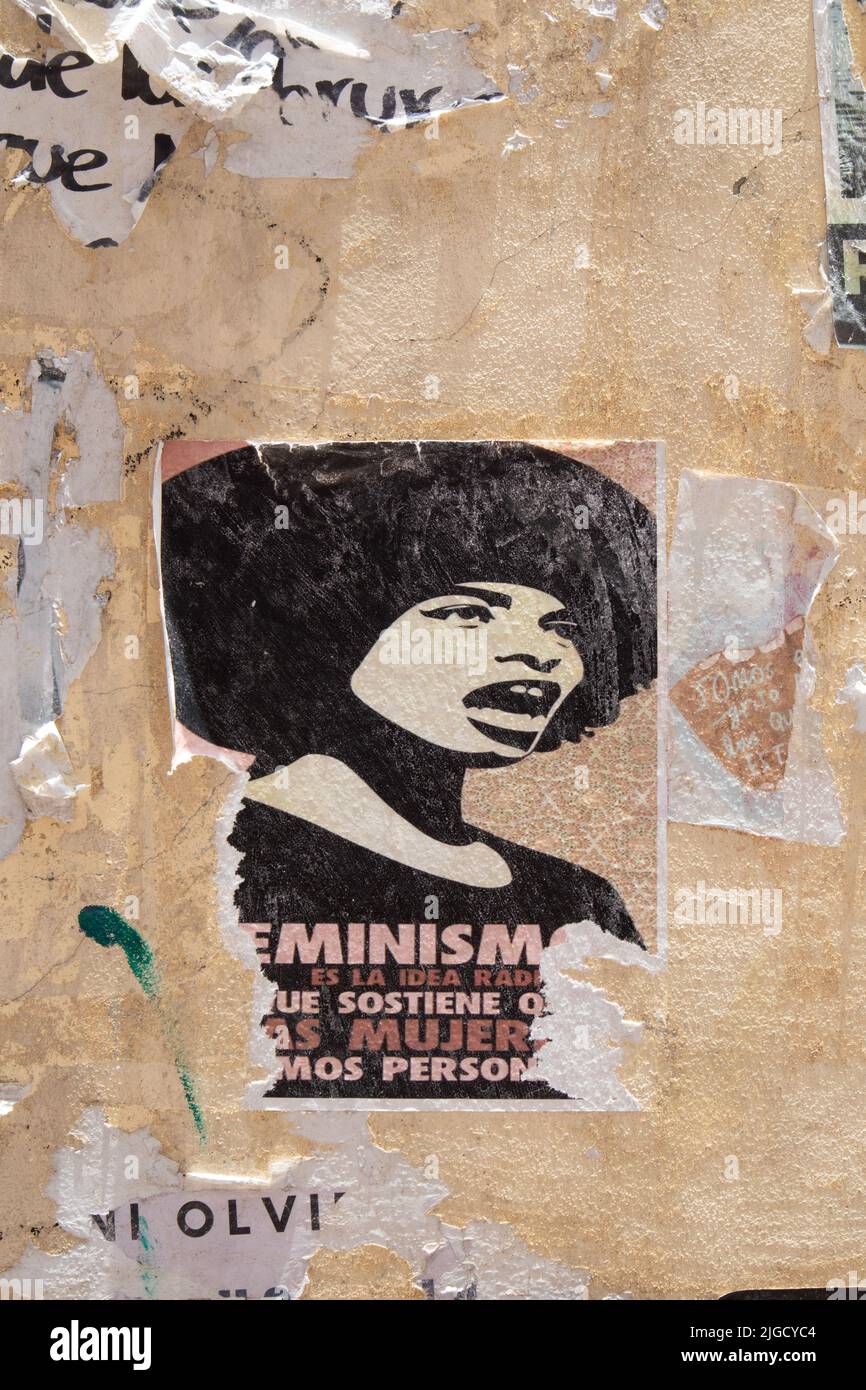 Halb zerrtes feministisches Zeichen im Vintage-Stil, dass eine afroamerikanische Frau in einer alten Wand eines Protestes von 8m schreit Stockfoto