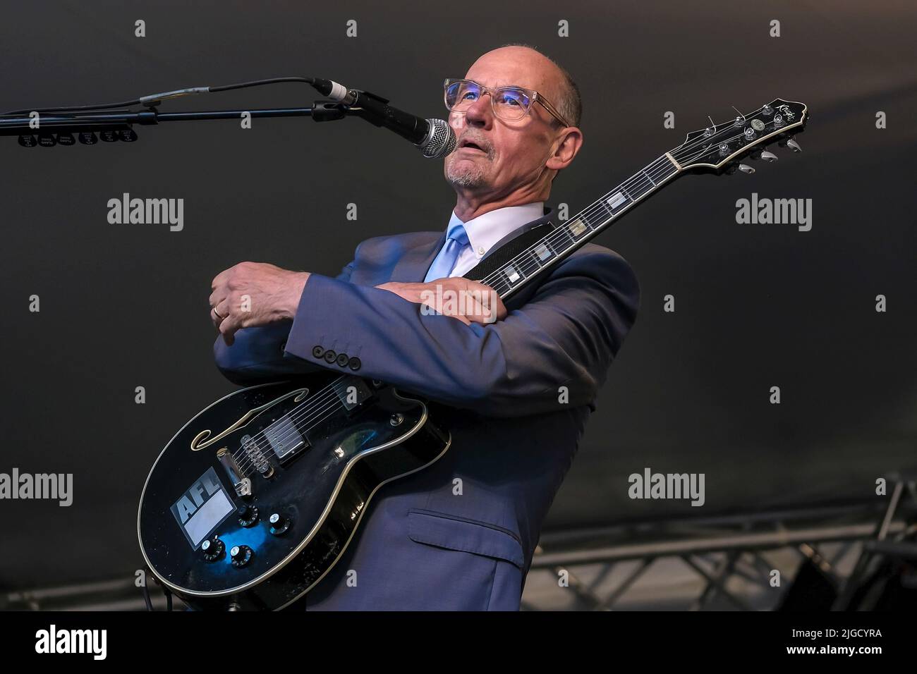 Great Tew, Großbritannien. 09.. Juli 2022. Andrew 'Andy' Fairweather Low, geborener Ystrad Mynach, walisischer Gitarrist, Singer Songwriter, Produzent und Sänger, der live mit seiner Band The Low Riders auf der Songbird Bühne beim Cornbury Festival auftrat. Kredit: SOPA Images Limited/Alamy Live Nachrichten Stockfoto