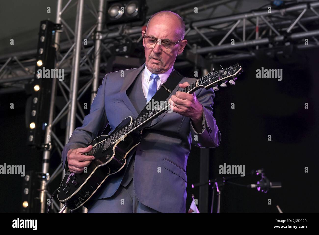 Great Tew, Großbritannien. 09.. Juli 2022. Andrew 'Andy' Fairweather Low, geborener Ystrad Mynach, walisischer Gitarrist, Singer Songwriter, Produzent und Sänger, der live mit seiner Band The Low Riders auf der Songbird Bühne beim Cornbury Festival auftrat. (Foto von Dawn Fletcher-Park/SOPA Images/Sipa USA) Quelle: SIPA USA/Alamy Live News Stockfoto