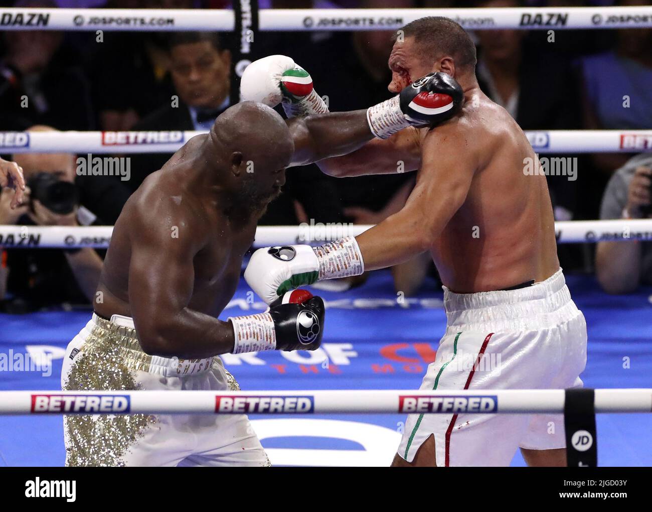 Derek Chisora (links) und Kubrat Pulev im WBA International Heavyweight Title in der 02 Arena, London. Bilddatum: Samstag, 9. Juli 2022. Stockfoto