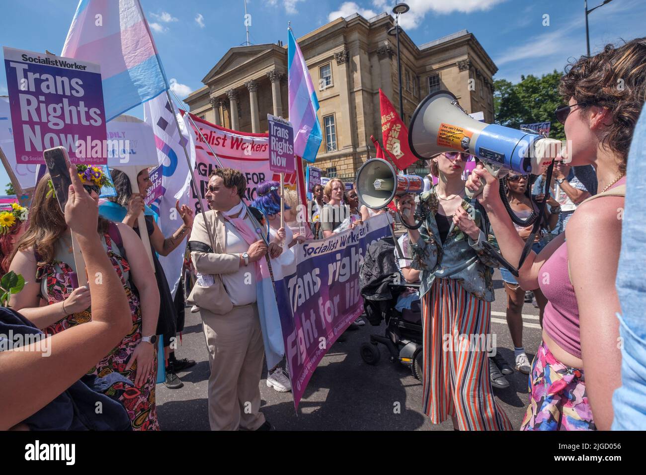 London, Großbritannien. 9. Juli 2022. Märsche, viele mit Blumen, treffen sich in der Hyde Park Corner, um durch London gegen die anhaltende Unterdrückung von trans-, nicht-binären und geschlechterfremden Menschen zu marschieren und die Trans+-Gemeinschaft hier und auf der ganzen Welt zu feiern. Sie sagen, dass Menschen weltweit angegriffen werden, einschließlich der Nichteinrechnung in das britische Verbot ‘der „Umrechnungstherapie“ und der Anti-Trans-Gesetze in den USA, und viele sind gezwungen, aus ihren Ländern zu fliehen. Peter Marshall/Alamy Live News Stockfoto