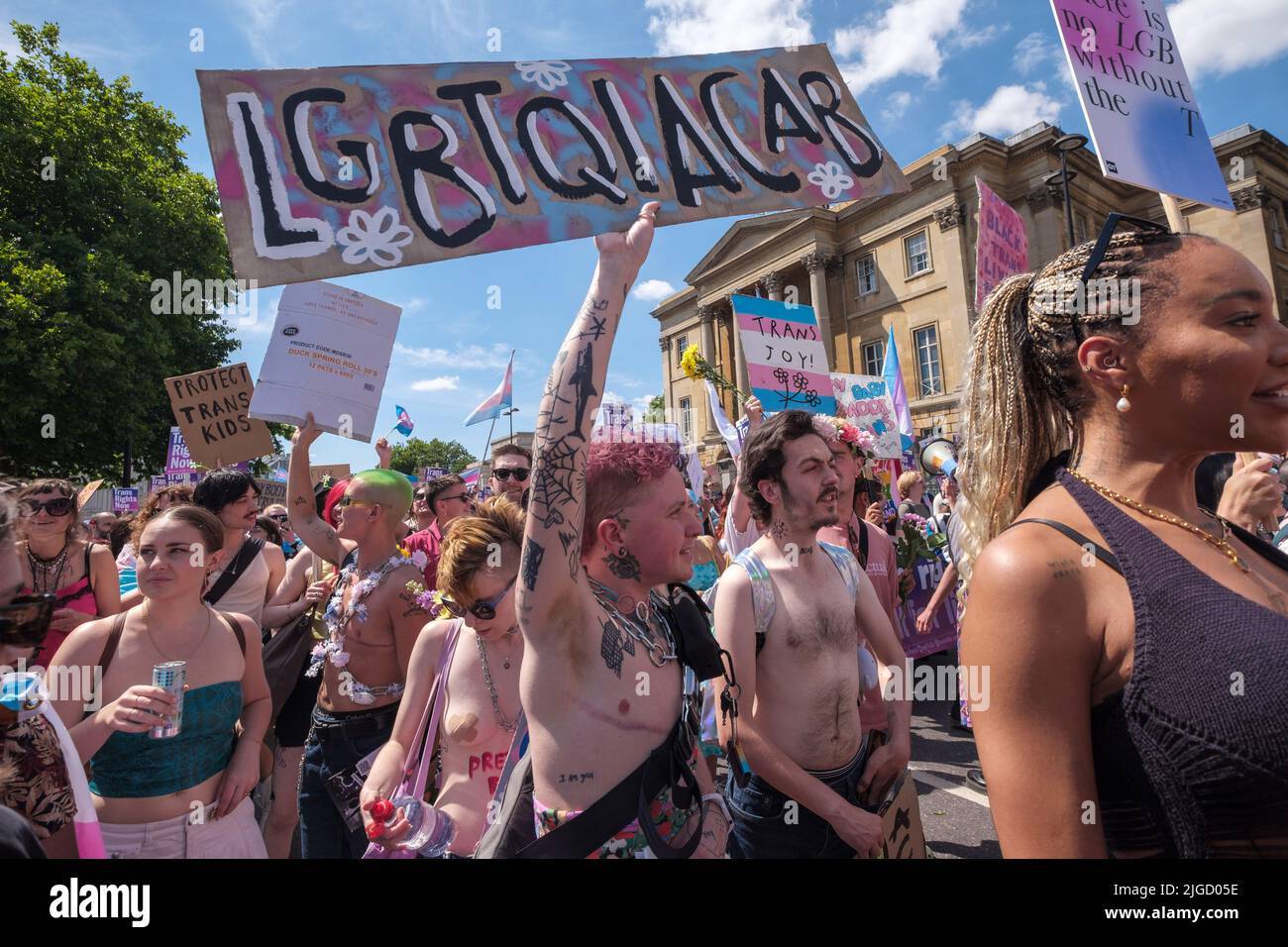 London, Großbritannien. 9. Juli 2022. Märsche, viele mit Blumen, treffen sich in der Hyde Park Corner, um durch London gegen die anhaltende Unterdrückung von trans-, nicht-binären und geschlechterfremden Menschen zu marschieren und die Trans+-Gemeinschaft hier und auf der ganzen Welt zu feiern. Sie sagen, dass Menschen weltweit angegriffen werden, einschließlich der Nichteinrechnung in das britische Verbot ‘der „Umrechnungstherapie“ und der Anti-Trans-Gesetze in den USA, und viele sind gezwungen, aus ihren Ländern zu fliehen. Peter Marshall/Alamy Live News Stockfoto