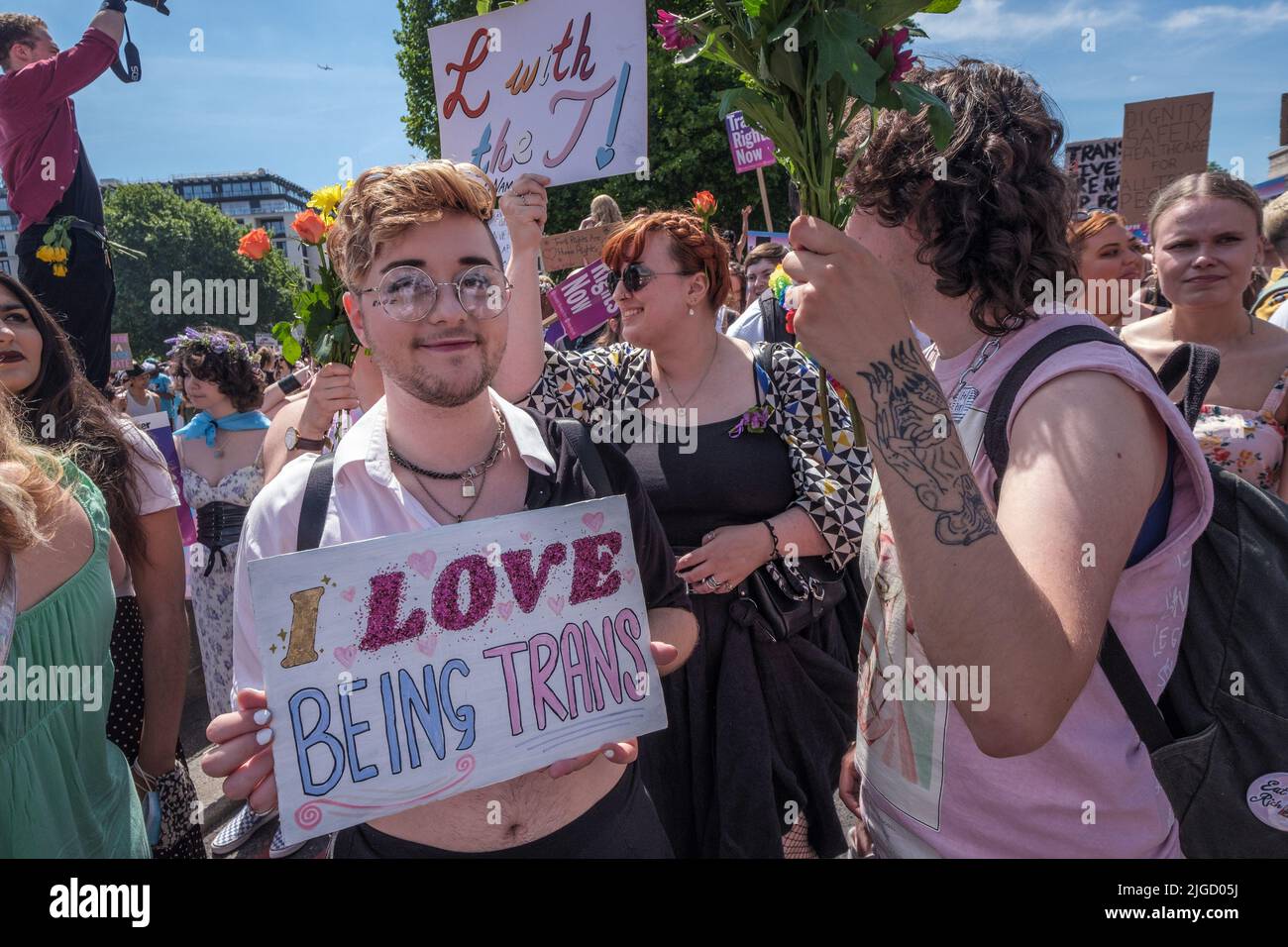 London, Großbritannien. 9. Juli 2022. Märsche, viele mit Blumen, treffen sich in der Hyde Park Corner, um durch London gegen die anhaltende Unterdrückung von trans-, nicht-binären und geschlechterfremden Menschen zu marschieren und die Trans+-Gemeinschaft hier und auf der ganzen Welt zu feiern. Sie sagen, dass Menschen weltweit angegriffen werden, einschließlich der Nichteinrechnung in das britische Verbot ‘der „Umrechnungstherapie“ und der Anti-Trans-Gesetze in den USA, und viele sind gezwungen, aus ihren Ländern zu fliehen. Peter Marshall/Alamy Live News Stockfoto