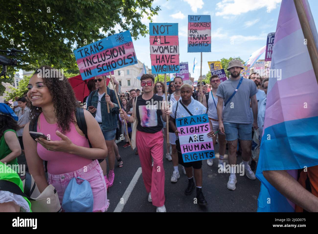 London, Großbritannien. 9. Juli 2022. Märsche, viele mit Blumen, treffen sich in der Hyde Park Corner, um durch London gegen die anhaltende Unterdrückung von trans-, nicht-binären und geschlechterfremden Menschen zu marschieren und die Trans+-Gemeinschaft hier und auf der ganzen Welt zu feiern. Sie sagen, dass Menschen weltweit angegriffen werden, einschließlich der Nichteinrechnung in das britische Verbot ‘der „Umrechnungstherapie“ und der Anti-Trans-Gesetze in den USA, und viele sind gezwungen, aus ihren Ländern zu fliehen. Peter Marshall/Alamy Live News Stockfoto