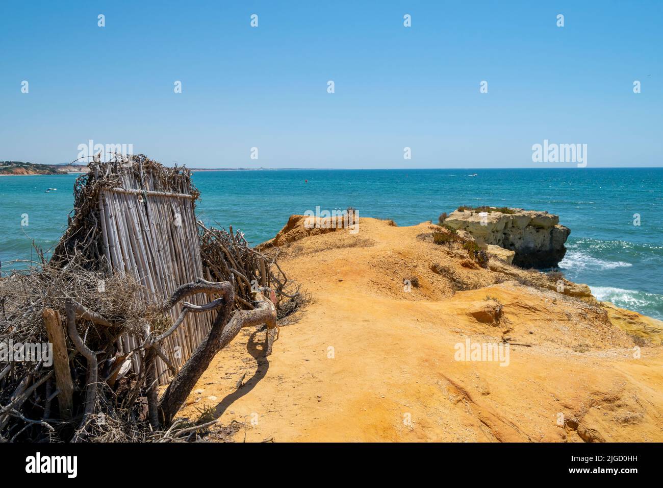 Wild Camping-Platz auf hohen Klippen mit immensem Meerblick. Instagram-Bilder, magischer Blick auf ein Holzzelt auf einer Strandklippe. Stockfoto