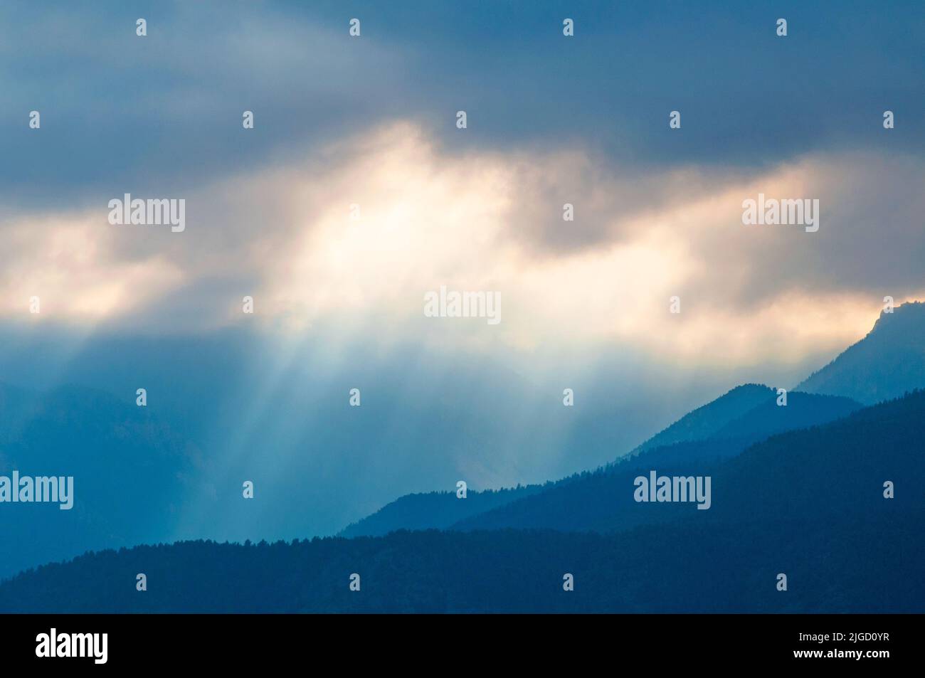Sonnenstrahlen, die durch Sturmwolken in den Rocky Mountains von Colorado scheinen. Stockfoto