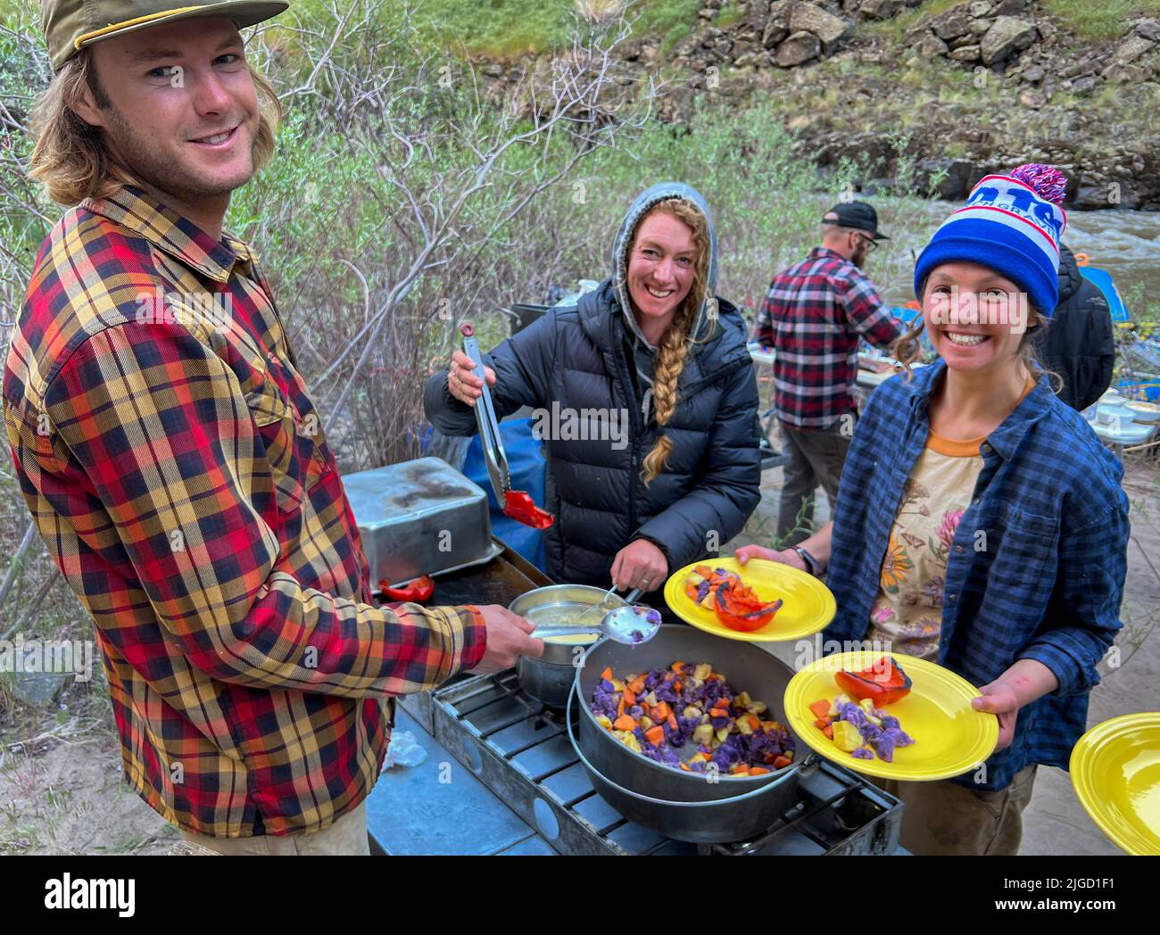 Far & Away Adventures Reiseführer bereiten das Abendessen auf dem Bruneau River in Idaho vor. Stockfoto