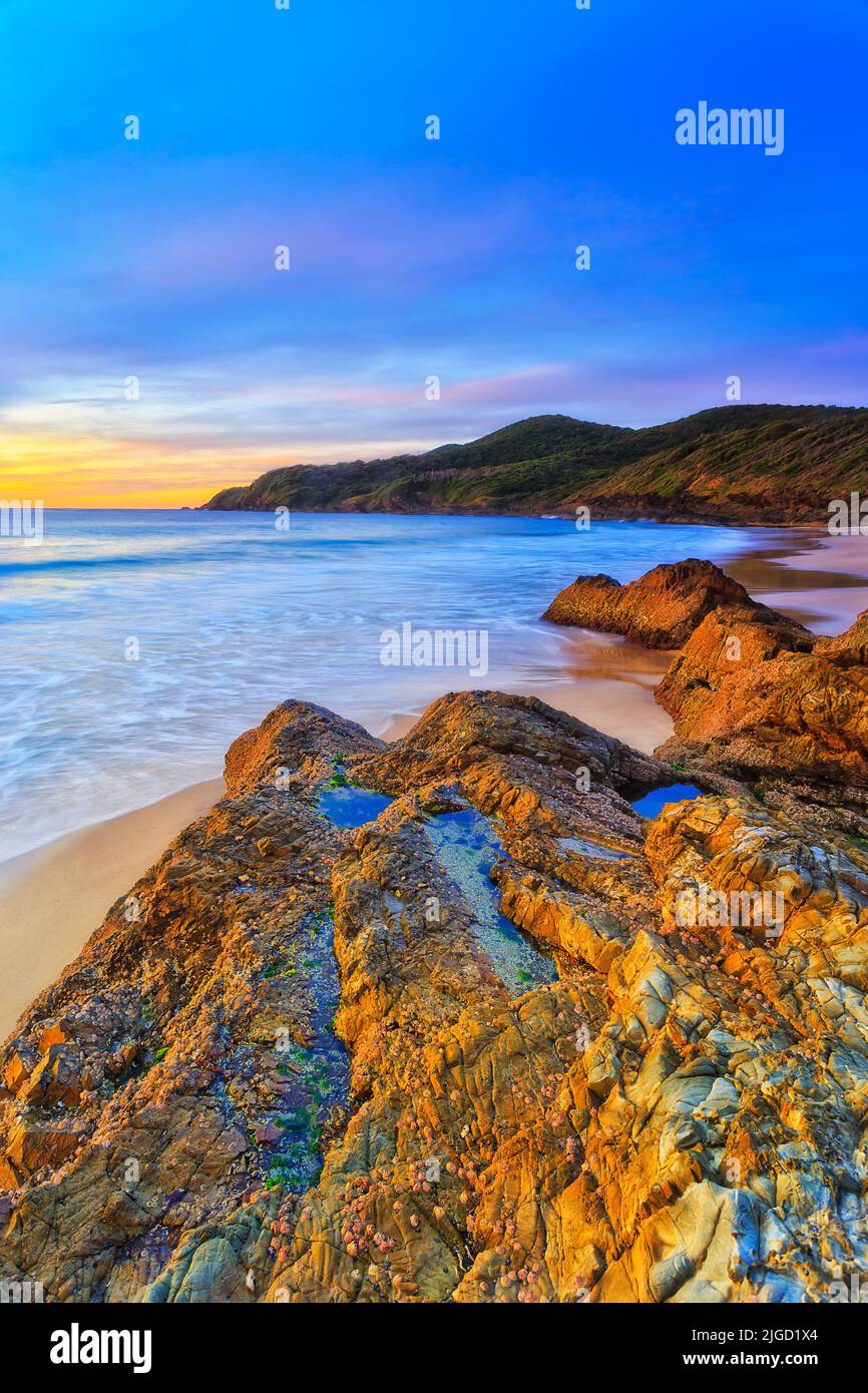 Malerischer Meeresaufgang am Burgess Beach in Forster Town, Pazifikküste Australiens. Stockfoto