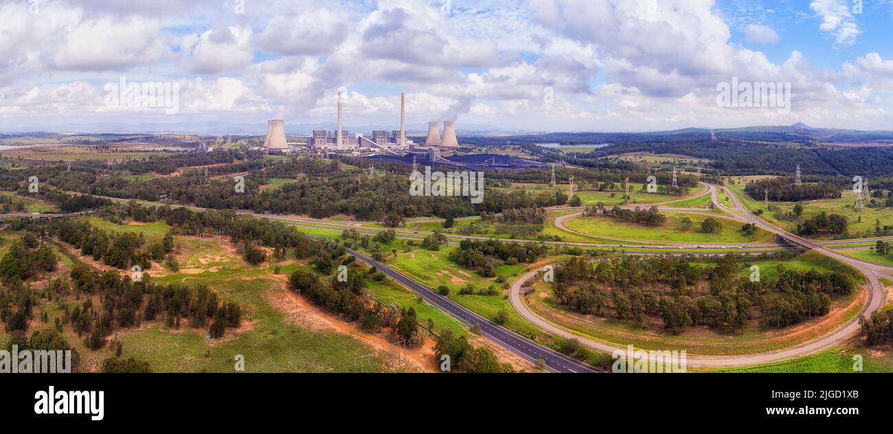 Schließen Sie das Luftpanorama des Kraftwerks Bayswater im australischen Hunter Valley, bei dem Schwarzbraunkohle zur Stromerzeugung verbrannt wird. Stockfoto