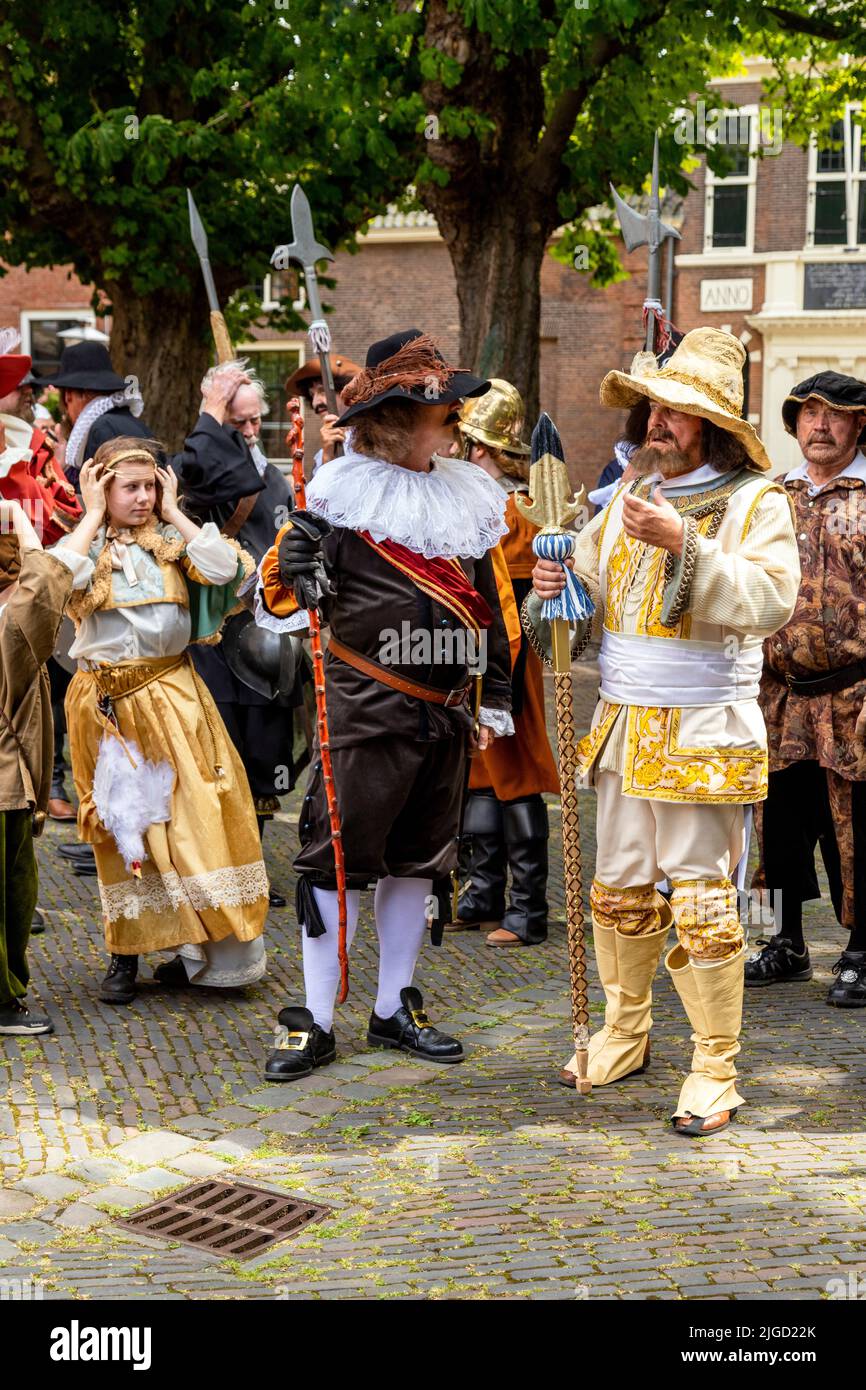 Reenactment Festival von Rembrandt van Rijn- Schauspieler porträtieren die Gesellschaft des berühmten Nachtwache Malerei, Leiden, Südholland, Niederlande. Stockfoto