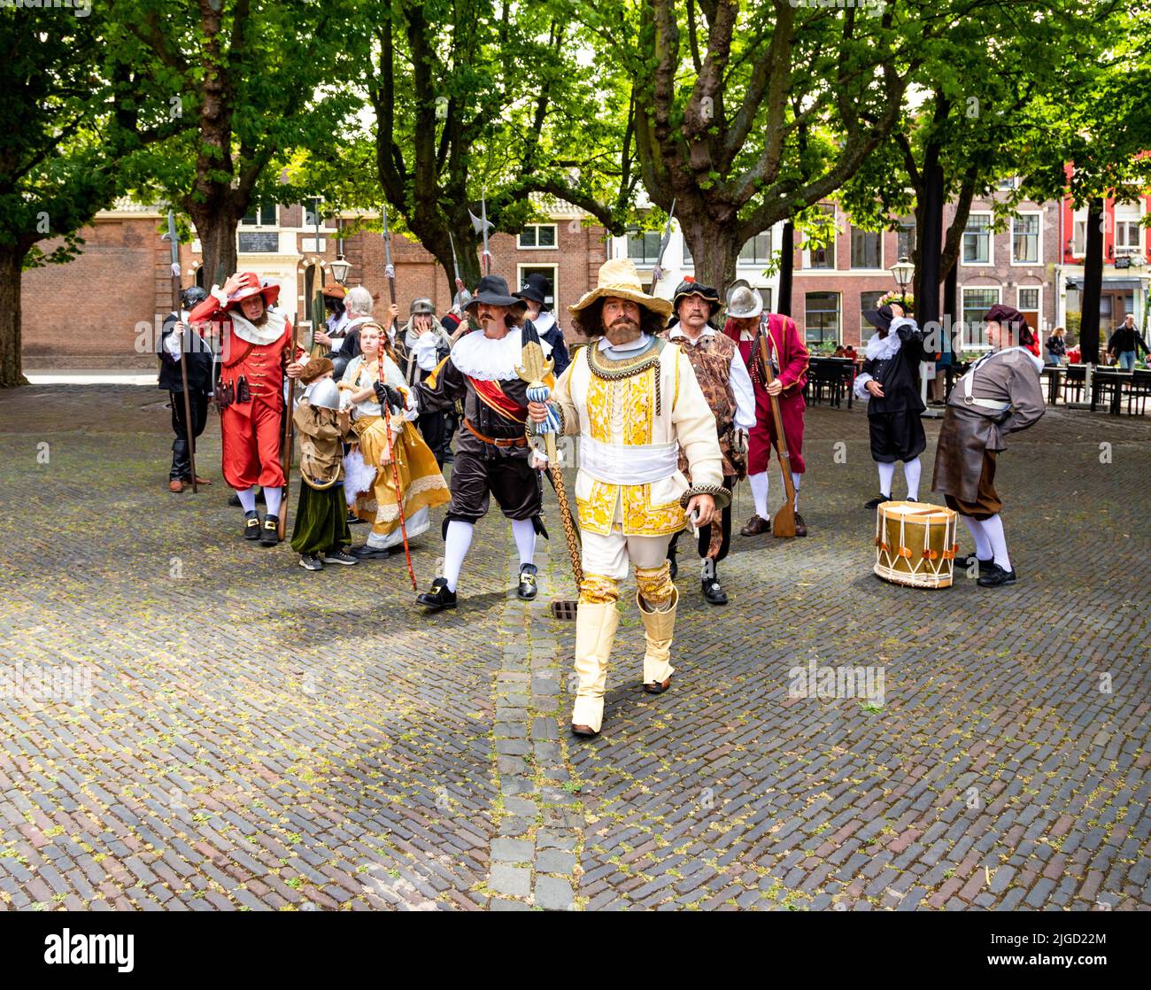 Reenactment Festival von Rembrandt van Rijn- Schauspieler porträtieren die Gesellschaft des berühmten Nachtwache Malerei, Leiden, Südholland, Niederlande. Stockfoto