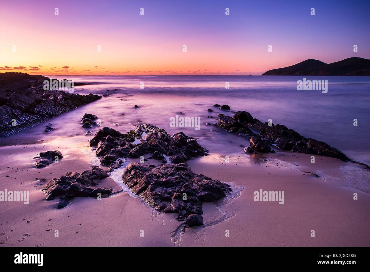 Ostsonnenaufgangsee an einer Meile Strand pazifikküste von Forster in Australien. Stockfoto