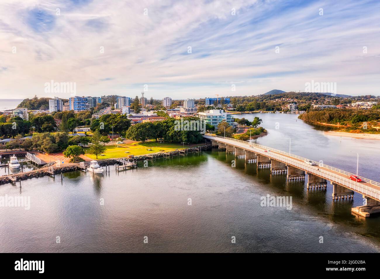 Yachthafen, Hafen und Brücke über den Coolongolook River nach Forster Town an der australischen Pazifikküste im mittleren Norden - Luftaufnahme. Stockfoto