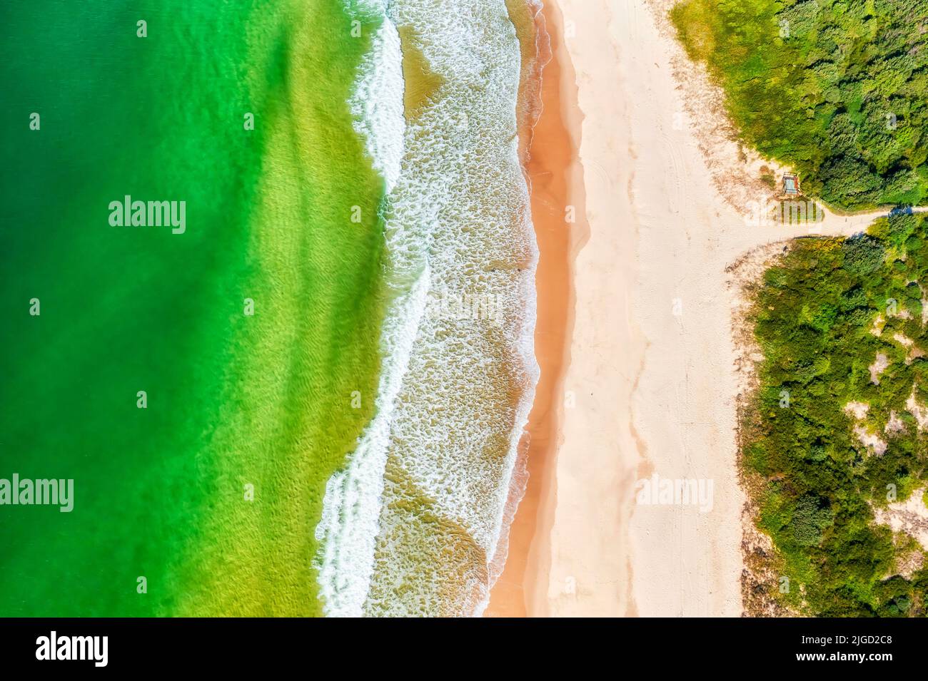 9ine Mile Beach in Tuncury Forster Towns an der australischen Pazifikküste - Blick von oben auf die Meereslandschaft. Stockfoto