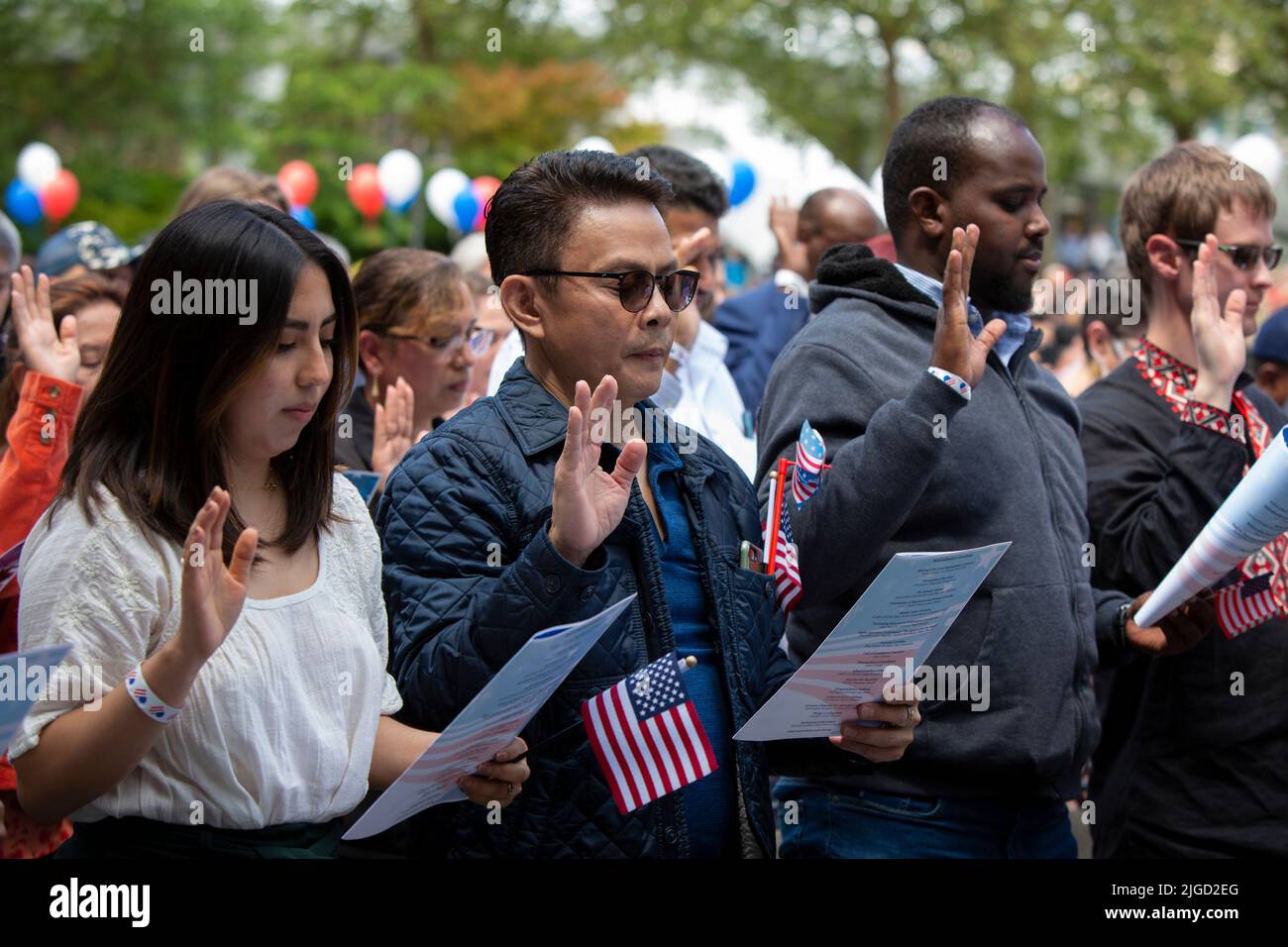 Kandidaten für die US-Staatsbürgerschaft werden am Montag, den 4. Juli 2022, bei einer Einbürgerungszeremonie im Fisher Pavilion in Seattle vereidigt. Die US-Bürger Stockfoto