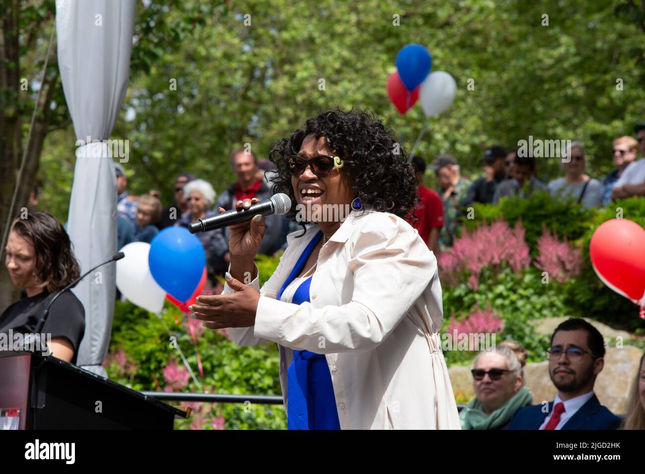 Die Gospel-Sängerin Josephine Howell spielt „America the Beautiful“ während einer Einbürgerungszeremonie im Fisher Pavilion in Seattle am Montag, den 4. Juli 2022 Stockfoto
