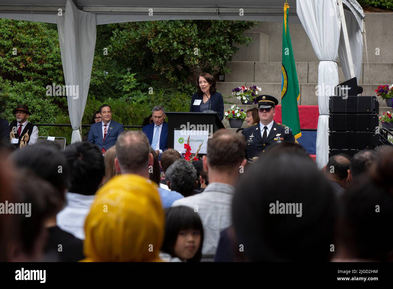 Die Kongressabgeordnete Suzan DelBene spricht am Montag, den 4. Juli 202, bei einer Einbürgerungszeremonie im Fisher Pavilion in Seattle mit den frisch geprägten US-Bürgern Stockfoto