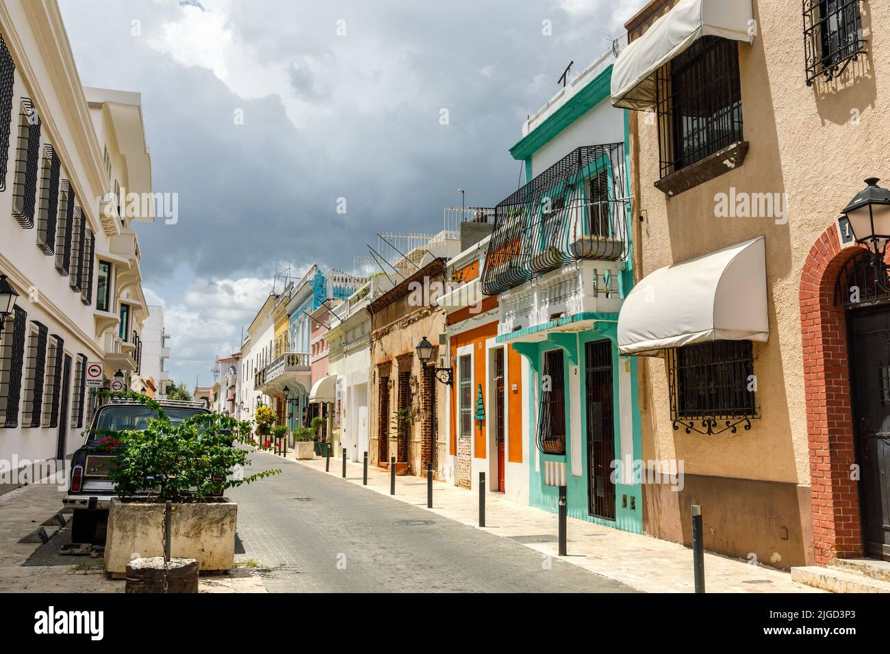 Gemütliche Straßen Lateinamerikas. SANTO DOMINGO, DOMINIKANISCHE REPUBLIK Kolonialzone von Santo Domingo, UNESCO-Weltkulturerbe. Stockfoto