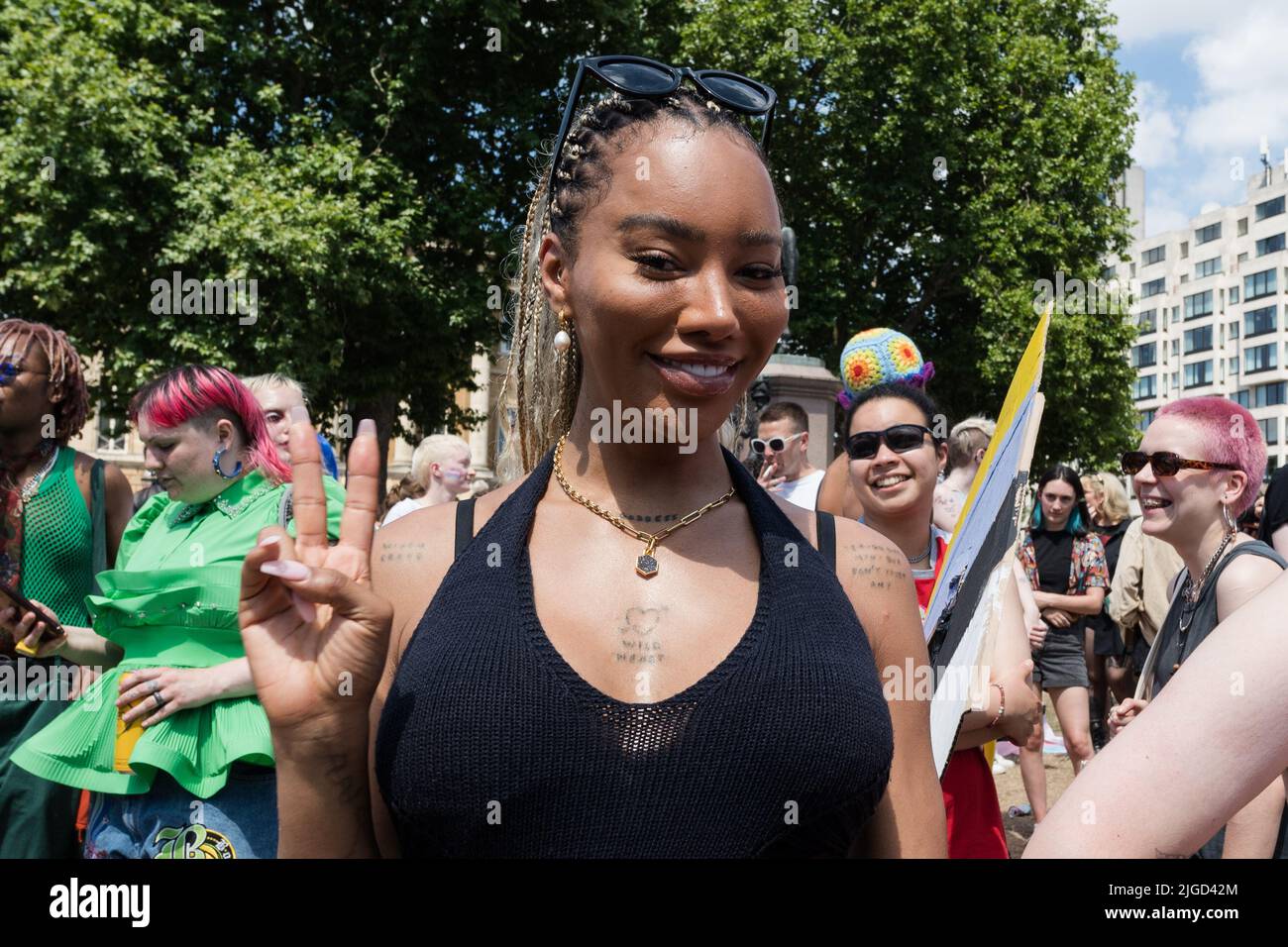 London, Großbritannien. 9.. Juli 2022. Der Transgender-Aktivist Munroe Bergdorf nimmt am vierten Trans Pride protestmarsch für Gleichberechtigung Teil. Demonstranten demonstrieren gegen den Ausschluss von Transgender-Menschen vom Verbot der Konversion-Therapie, fordern die Abschaffung der Gleichheitsüberwachung Qualitäten und Menschenrechtskommission (EHRC) nach einer Reihe von schädlichen Interventionen auf dem Gebiet der Transrechte, Und zeigen Sie Solidarität mit texanischen Eltern von Trans-Kindern, nachdem der Gouverneur Greg Abbott eine geschlechterbejahende Gesundheitsversorgung mit Kindesmissbrauch verglichen hatte. Quelle: Wiktor Szymanowicz/Alamy Live News Stockfoto