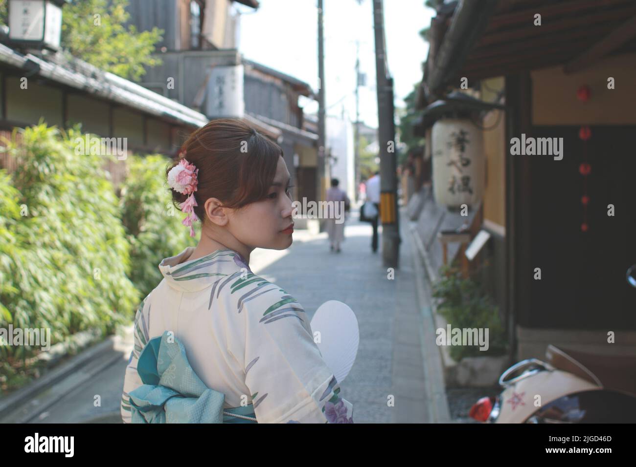 Eine Japanerin, die eine Yukata trägt, durchstreift die Straßen von Kyoto, Japan. Stockfoto