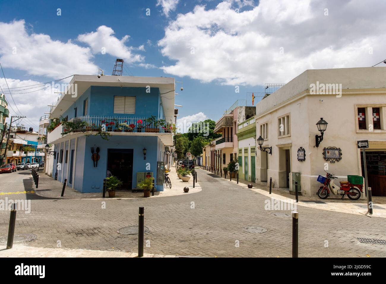 Gemütliche Straßen Lateinamerikas. SANTO DOMINGO, DOMINIKANISCHE REPUBLIK Kolonialzone von Santo Domingo, UNESCO-Weltkulturerbe. Stockfoto