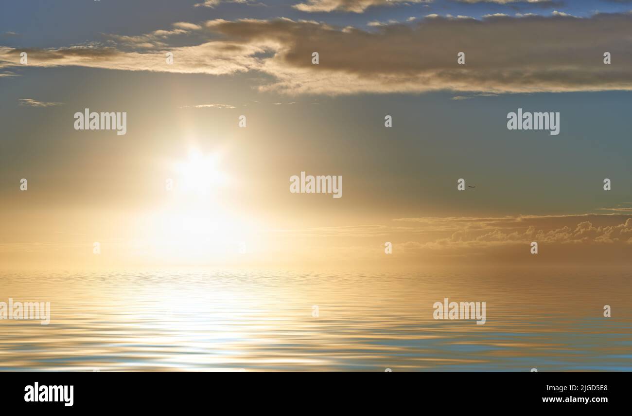 Sonnenaufgang am Horizont, Lichtstrahlen auf ruhigem Meerwasser mit Copyspace. Friedliche Harmonie und frische Luft, Details von Wellen und Mustern an Stockfoto