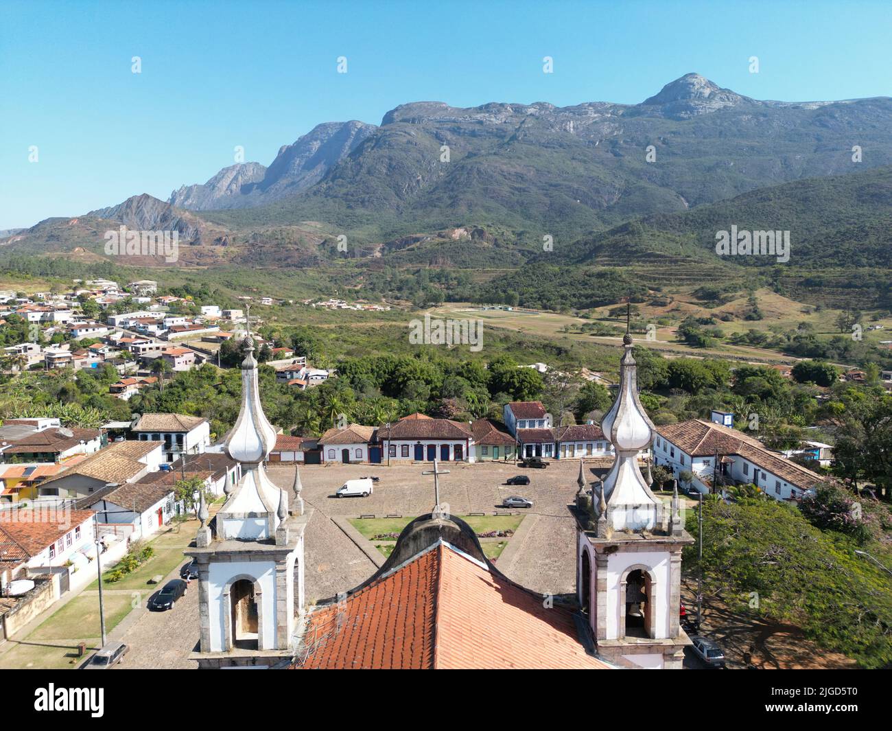 EINE Luftaufnahme der Kirche unserer Lieben Frau von der Empfängnis (Catas Altas) in Brasilien mit Landschaft und Stadtansicht Stockfoto