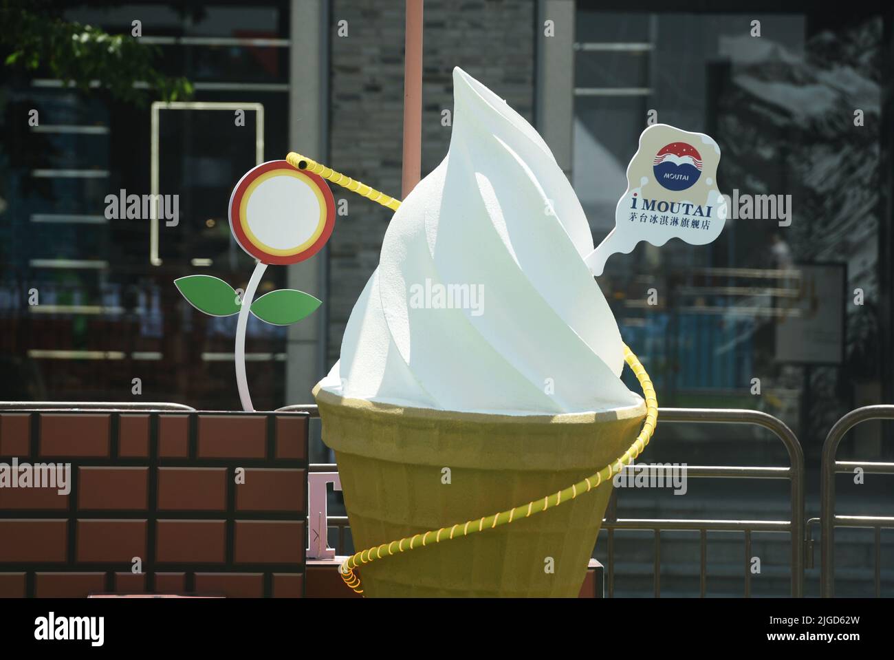 HANGZHOU, CHINA - 9. JULI 2022 - das Foto vom 9. Juli 2022 zeigt eine Werbeanzeige für Moutai-Eis im Flagship-Store von Moutai-Eis Stockfoto