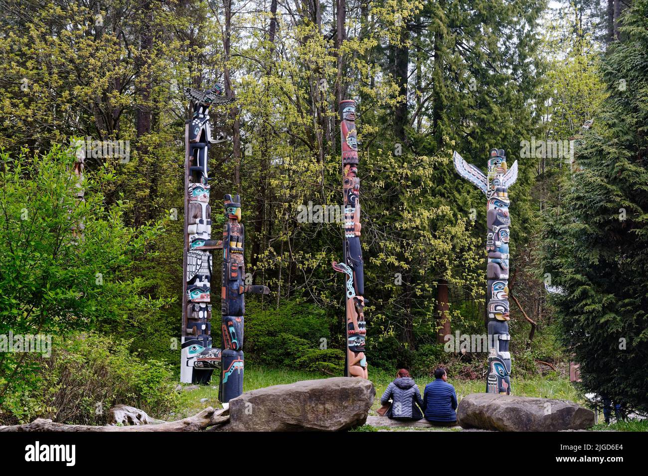 VANCOUVER, BRITISH COLUMBIA - 1. Mai 2022: Totempfähle sind Denkmäler, die von den First Nations des pazifischen Nordwestens geschaffen wurden, um eine zu repräsentieren und zu gedenken Stockfoto