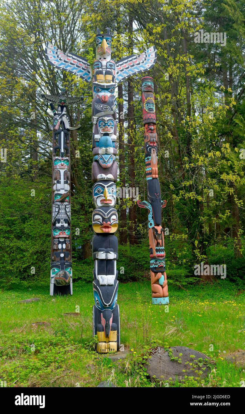 VANCOUVER, BRITISH COLUMBIA - 1. Mai 2022: Totempfähle sind Denkmäler, die von den First Nations des pazifischen Nordwestens geschaffen wurden, um eine zu repräsentieren und zu gedenken Stockfoto